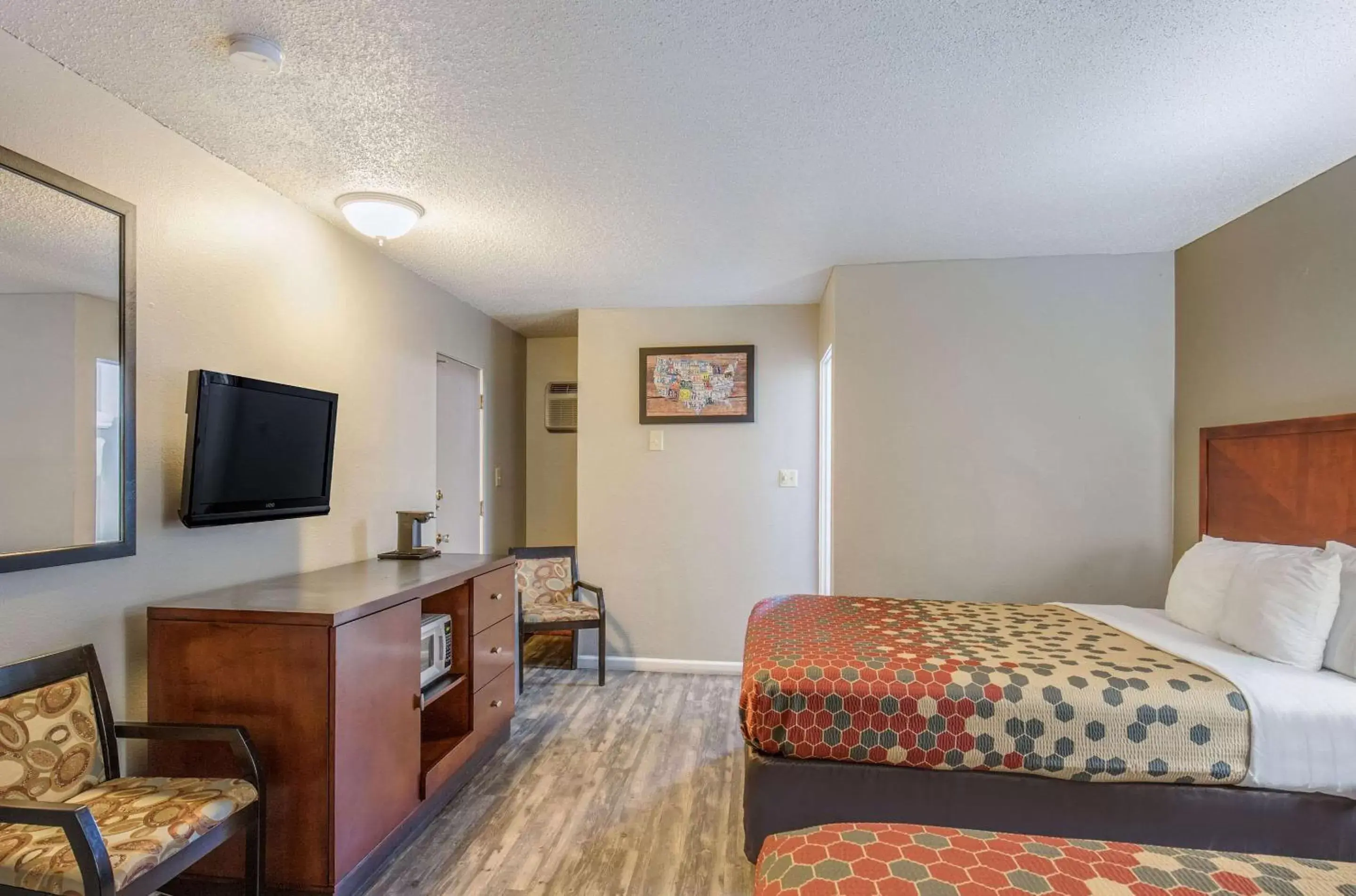 Photo of the whole room, TV/Entertainment Center in Econo Lodge Yreka