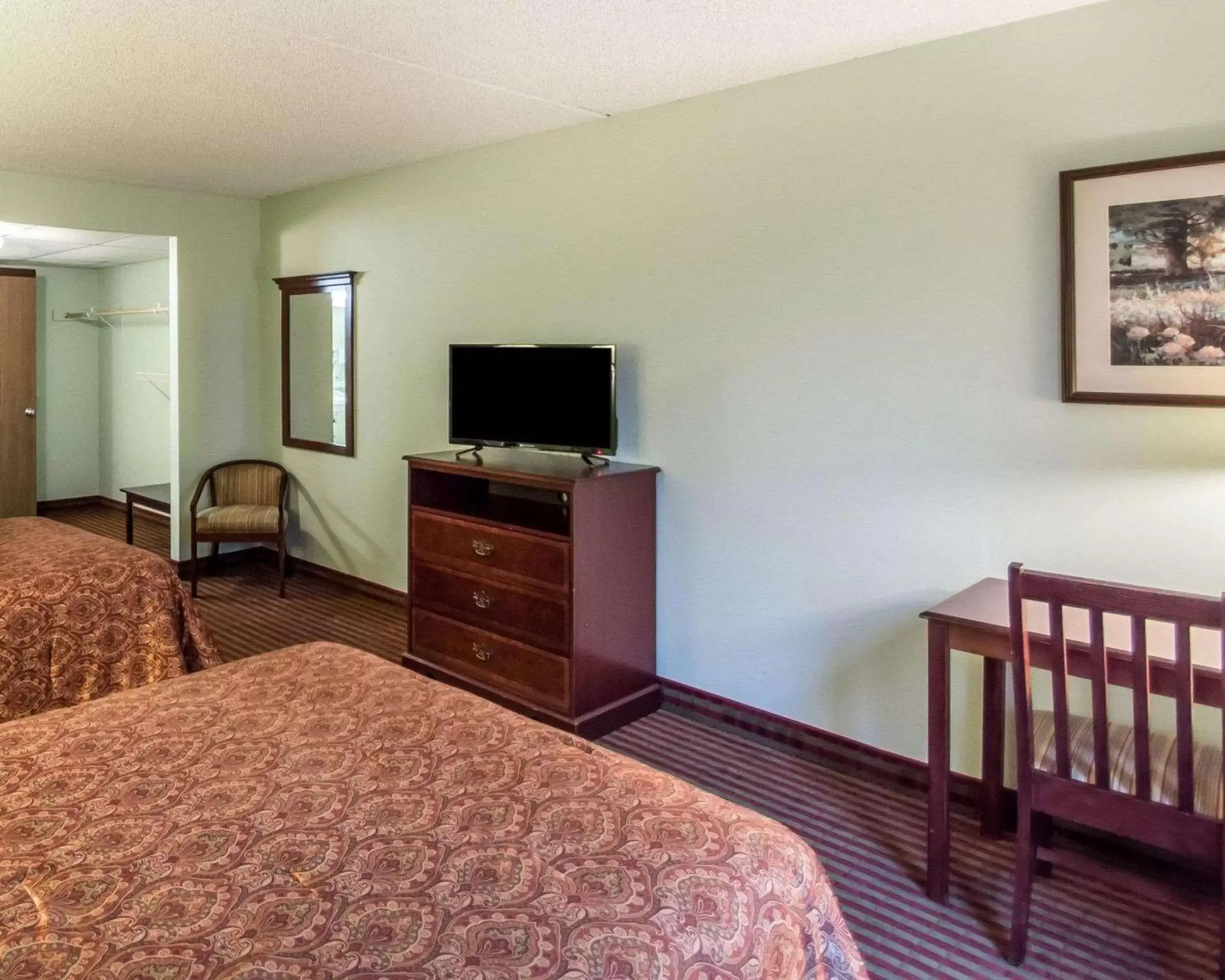 Photo of the whole room, TV/Entertainment Center in Rodeway Inn Lakeville