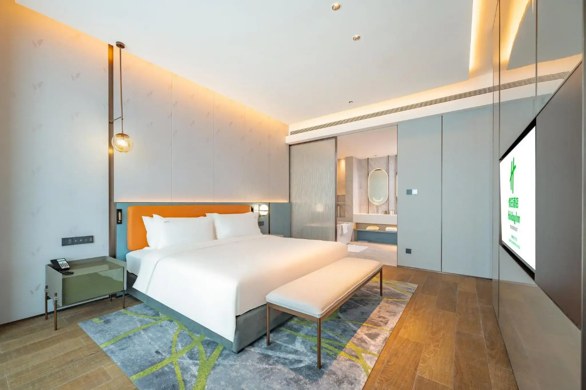 Photo of the whole room, Bed in Holiday Inn Changchun Oriental Plaza, an IHG Hotel