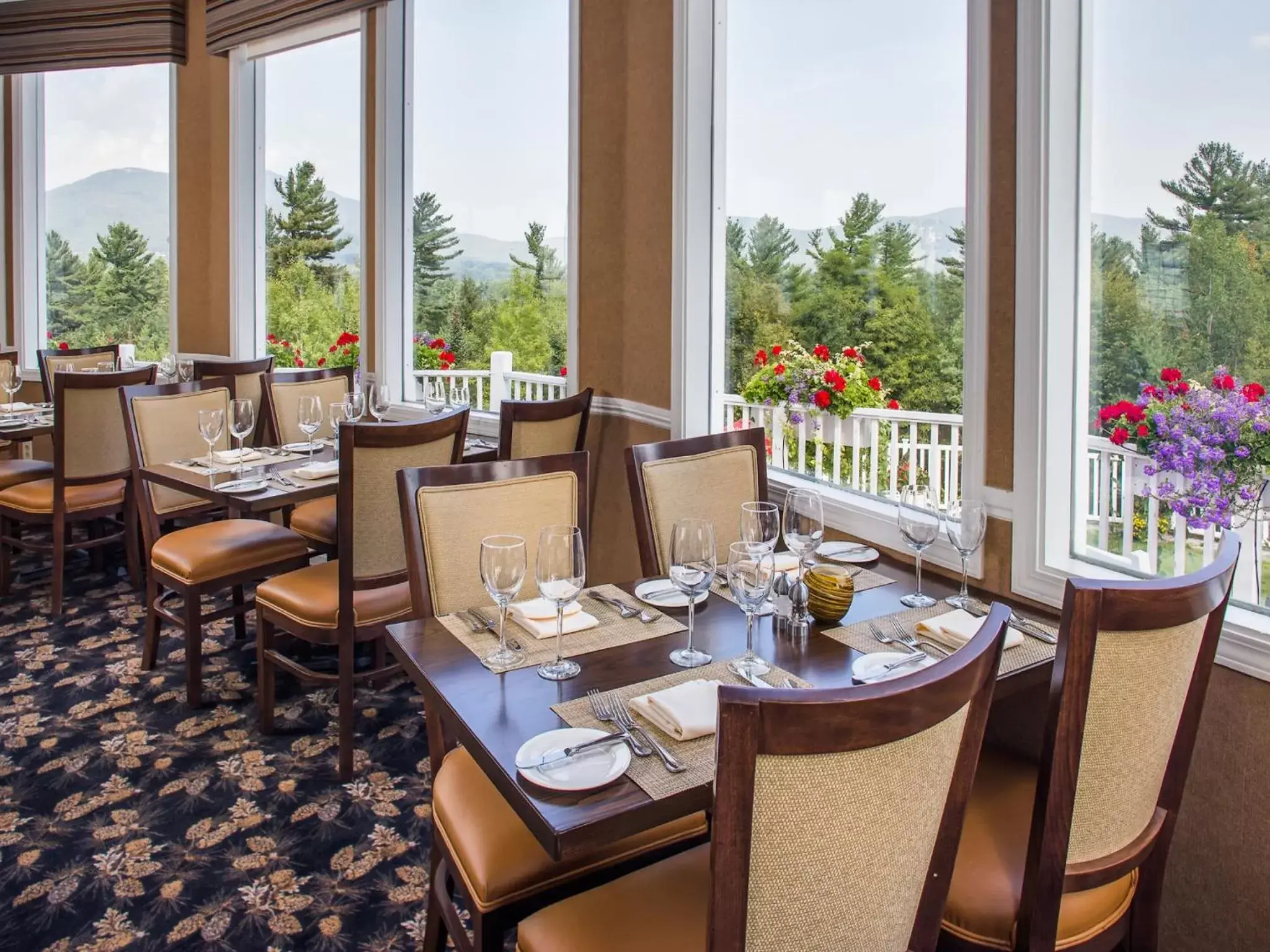 Restaurant/Places to Eat in White Mountain Hotel and Resort
