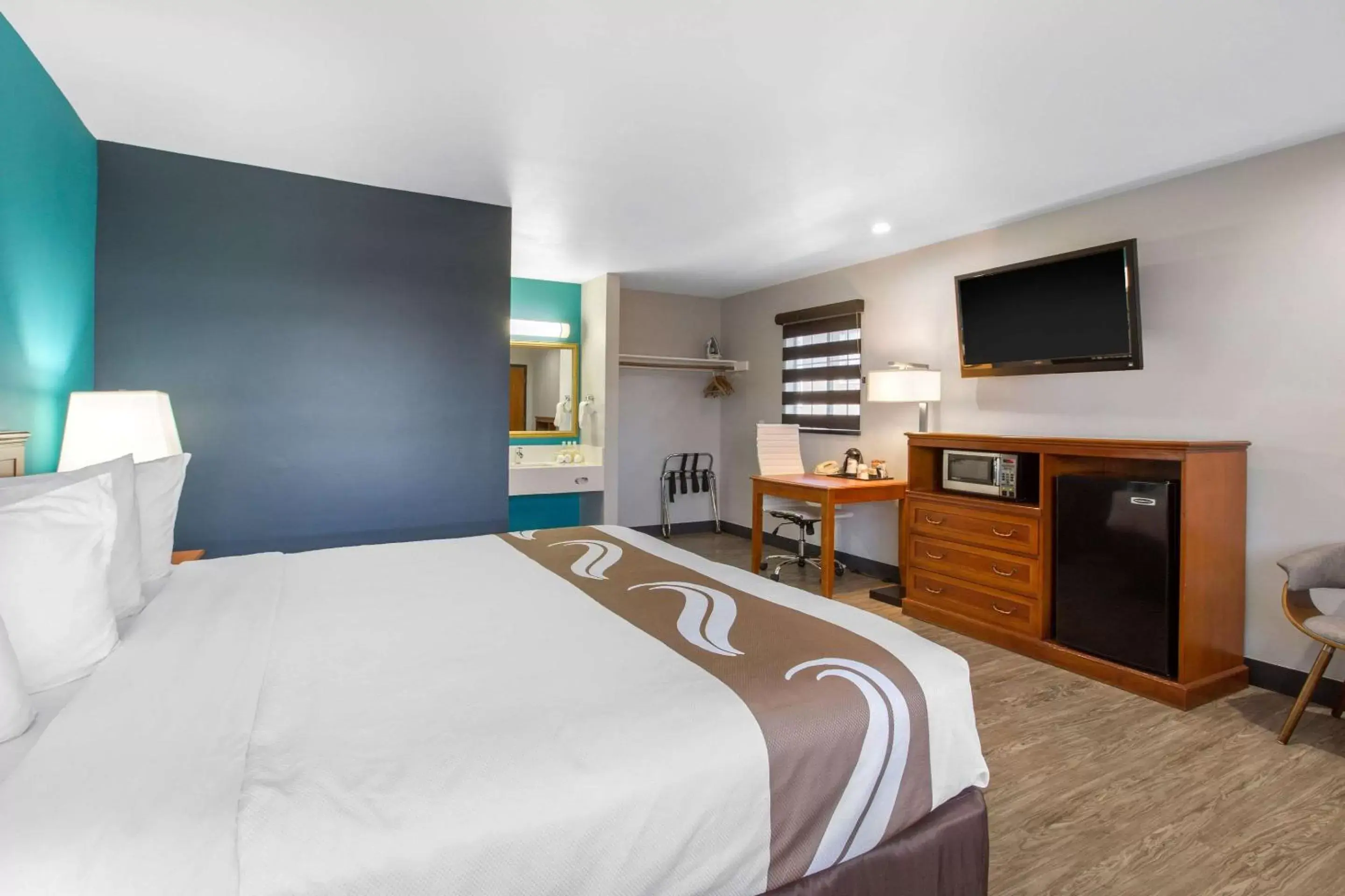 Bedroom, Bed in Quality Inn Near Hollywood Walk of Fame Bedroom, Bed in Quality Inn Near Hollywood Walk of Fame