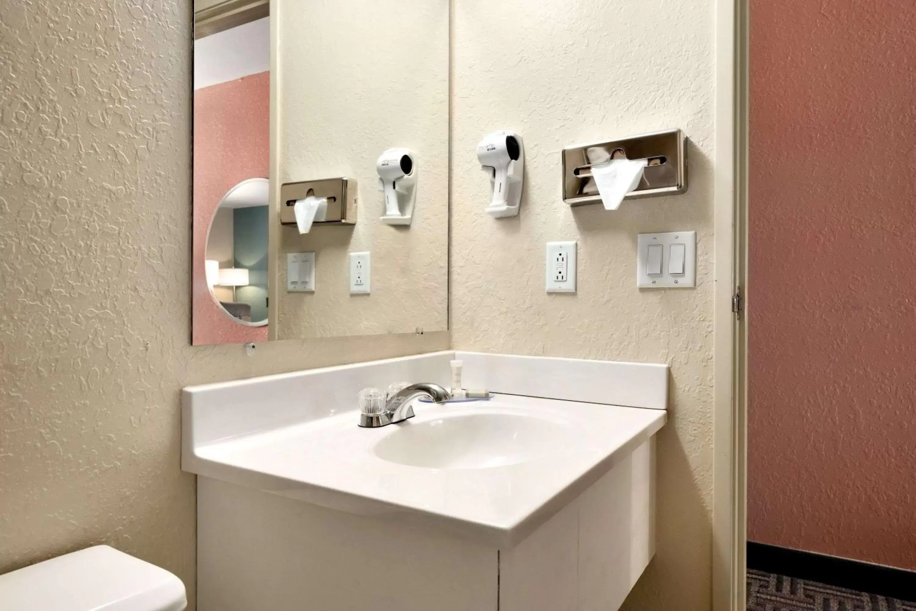 Bathroom in Super 8 by Wyndham Effingham