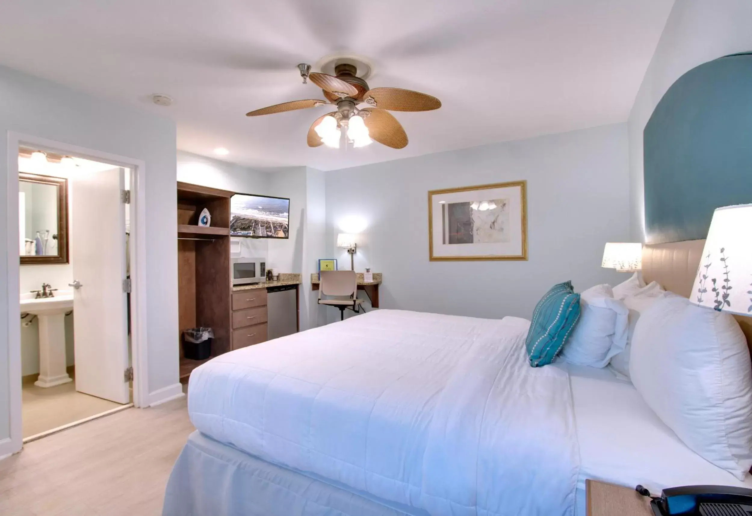 Photo of the whole room, Bed in Seaside Inn - Isle of Palms
