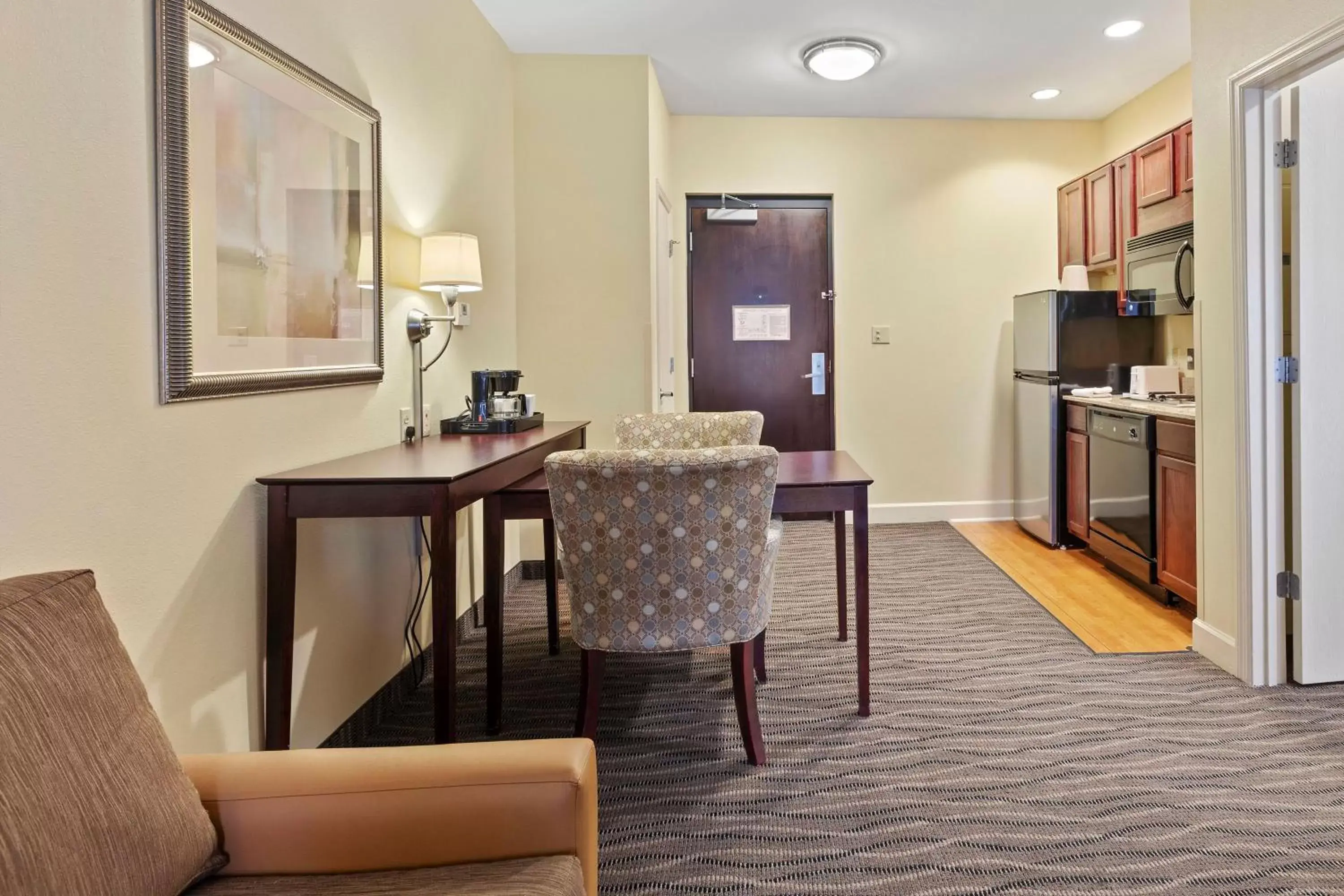 Kitchen or kitchenette, Seating Area in Extended Stay America Premier Suites - Lakeland - I-4
