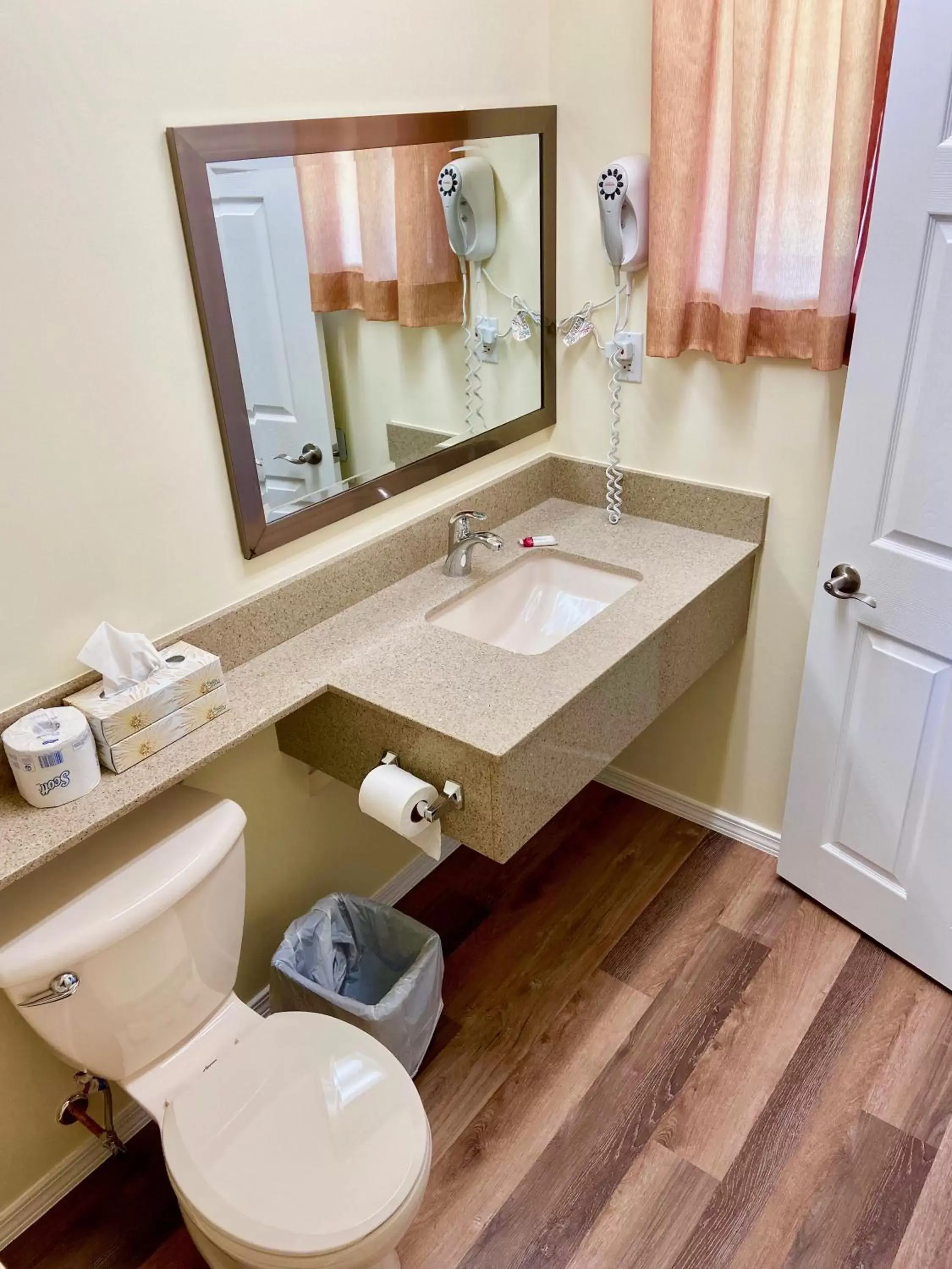 Bathroom in Colonial House Motor Inn