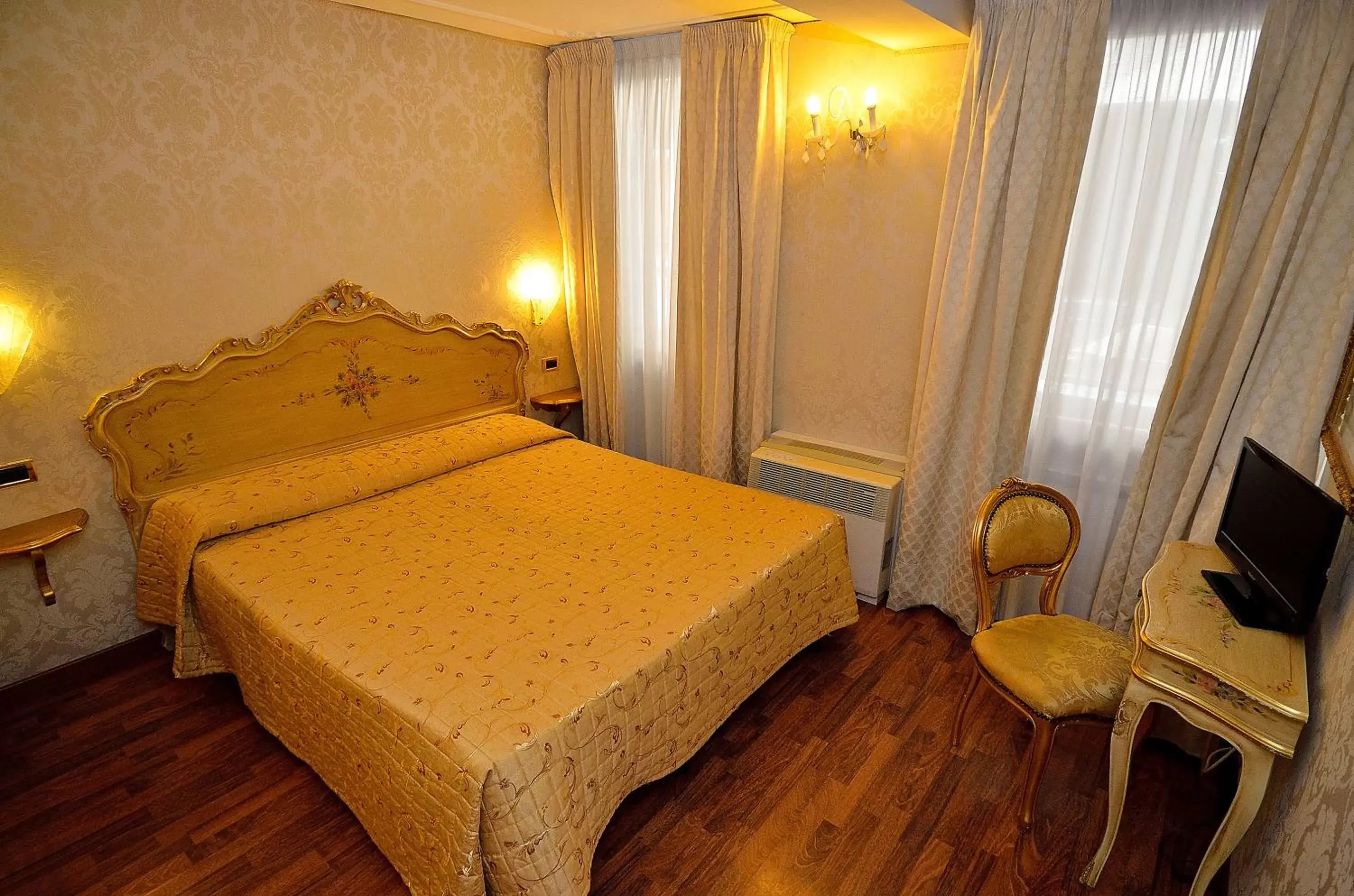Bedroom, Bed in Hotel Noemi