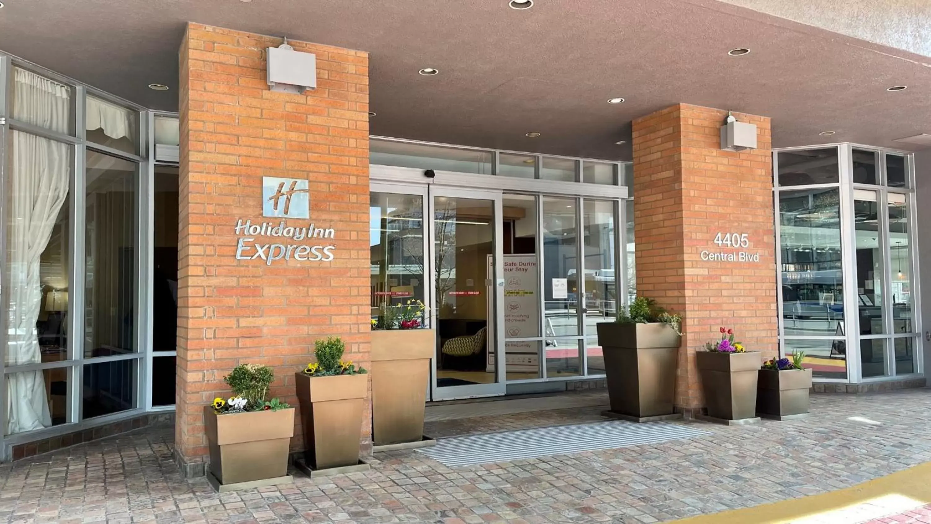 Property building in Holiday Inn Express Vancouver-Metrotown (Burnaby)