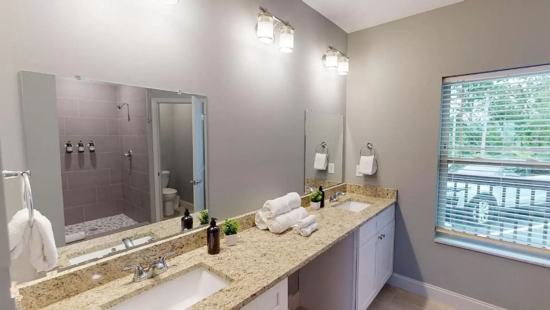 Shower in Viewpoint Condominiums Shower in Viewpoint Condominiums