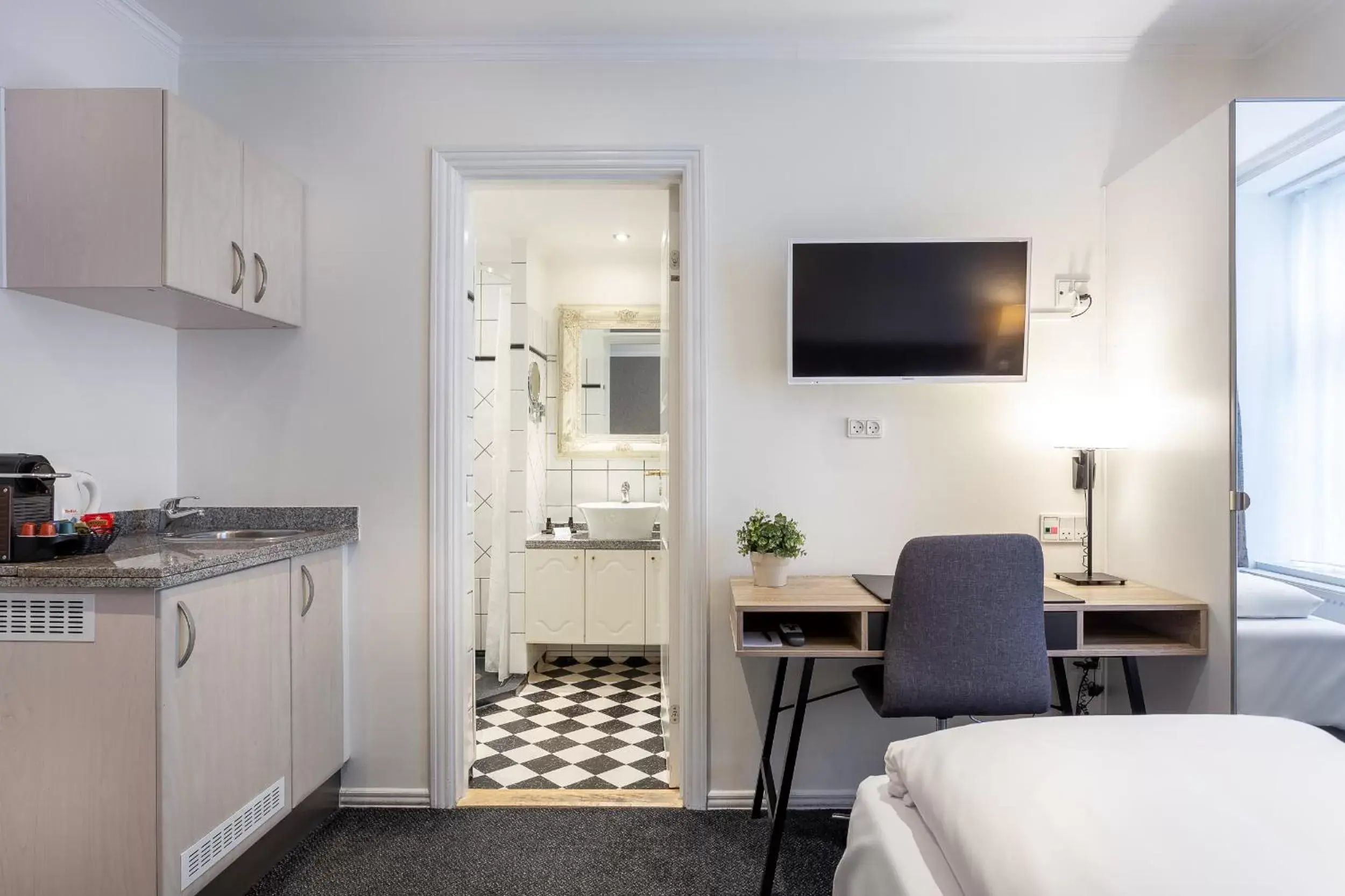 Bathroom, TV/Entertainment Center in Hotel Tiffany