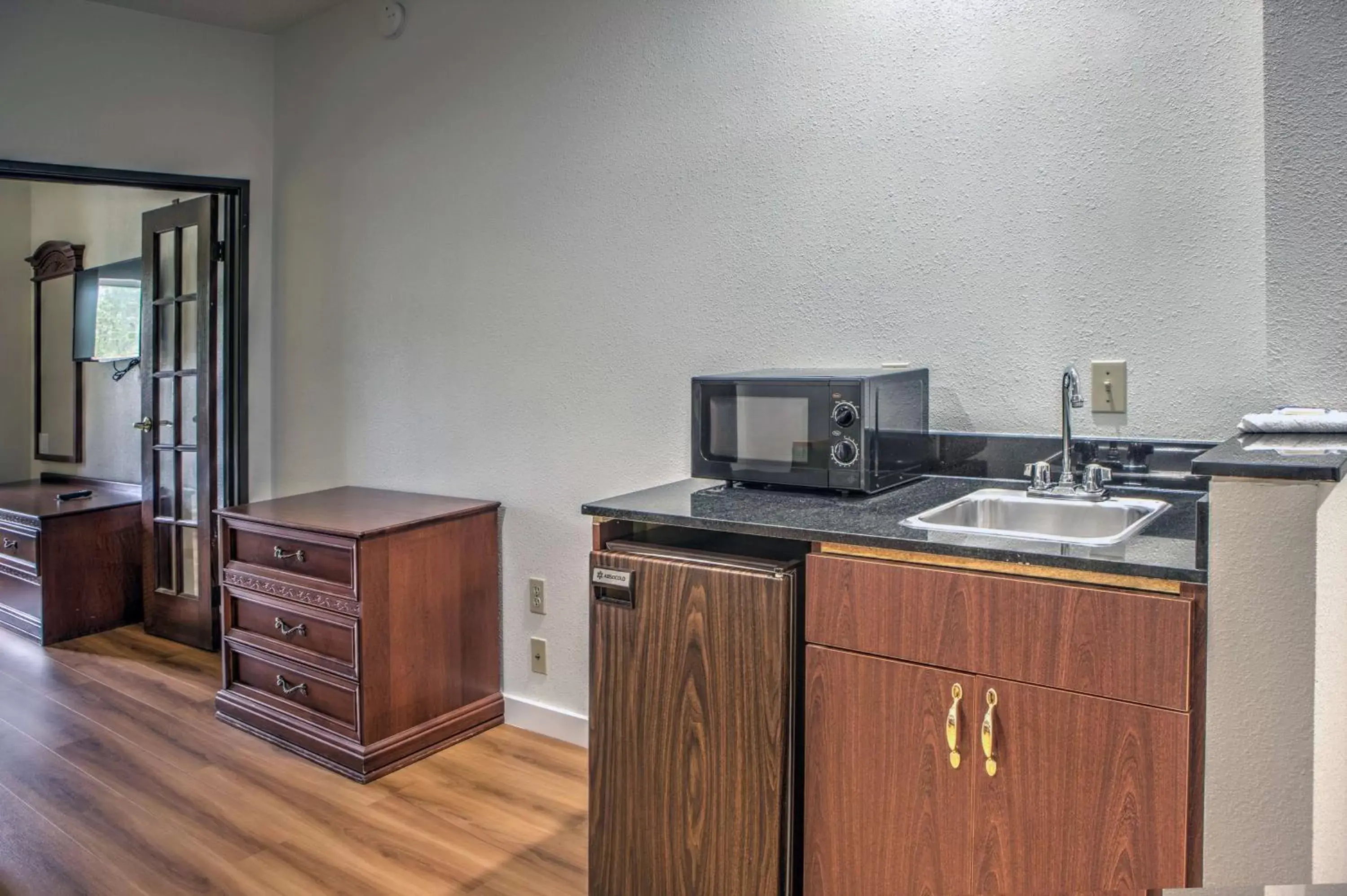 Photo of the whole room, Kitchen/Kitchenette in Motel 6-Dallas, TX - Northwest