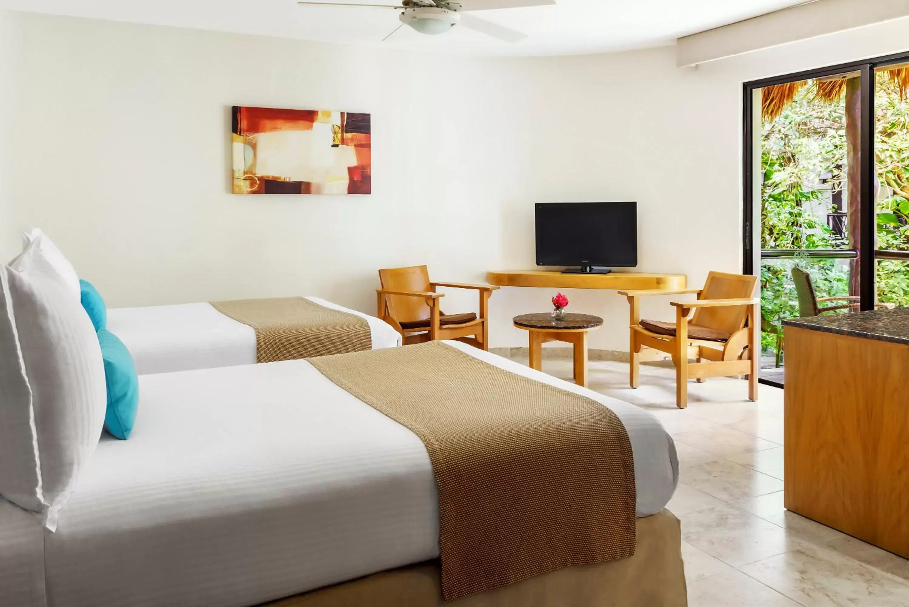 Bedroom, TV/Entertainment Center in The Reef Playacar Resort & Spa-Optional All Inclusive