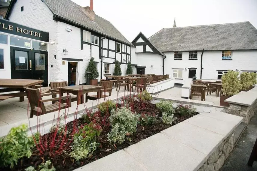 Garden, Property Building in The Castle Hotel Wetherspoon
