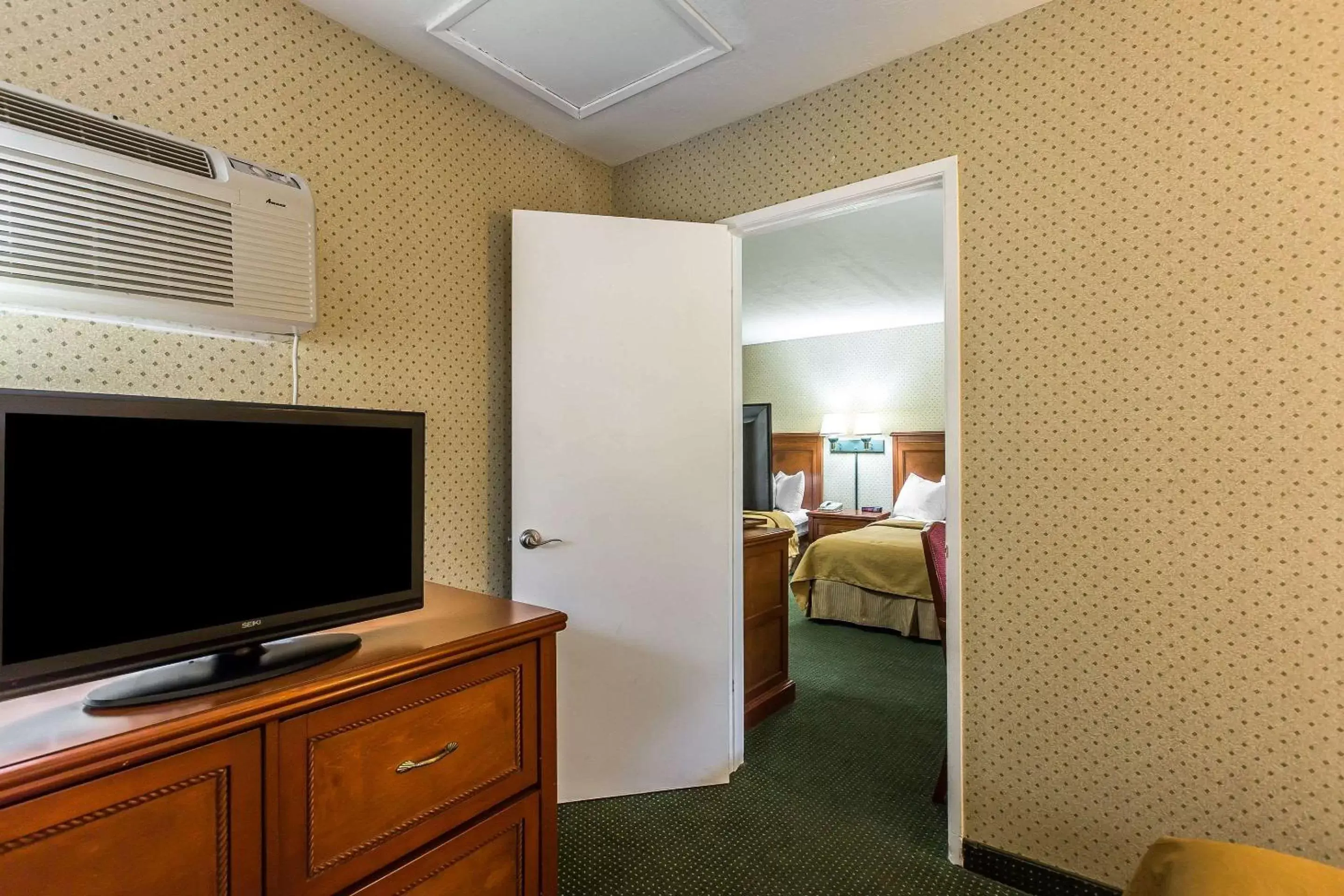 Photo of the whole room, TV/Entertainment Center in Quality Inn Near China Lake Naval Station