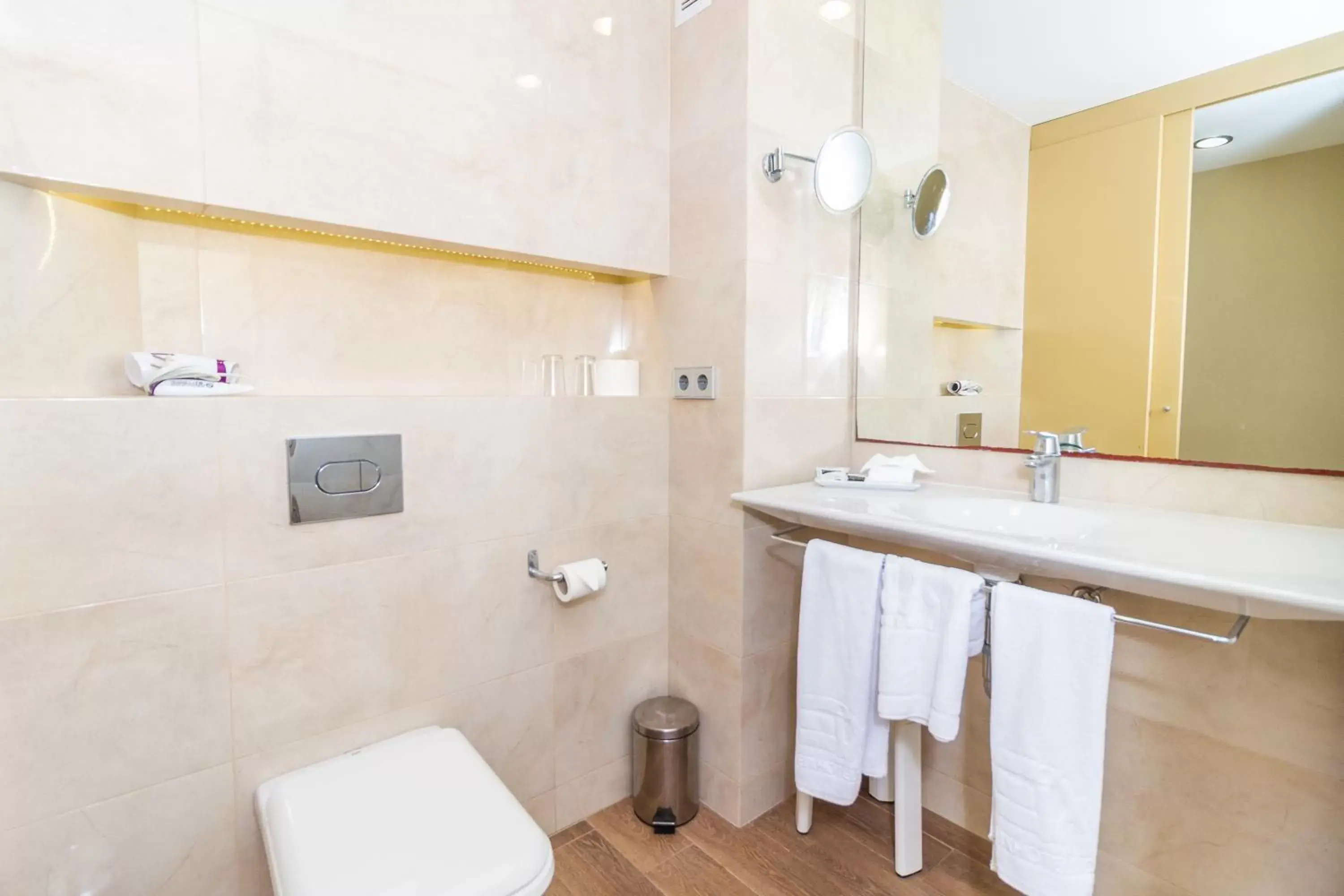Bathroom in Eix Platja Daurada Hotel & SPA