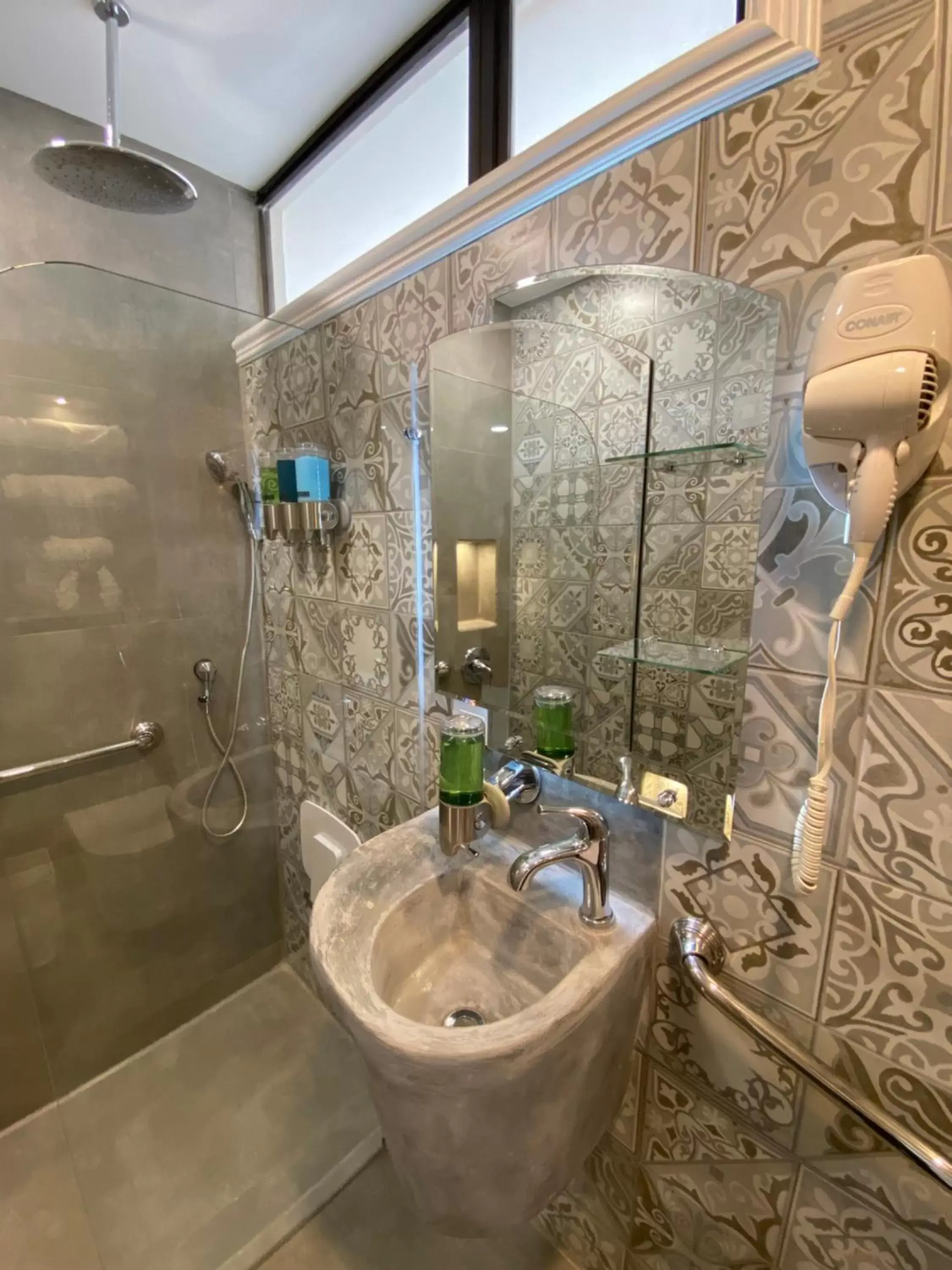 Shower, Bathroom in Berlor Airport Inn