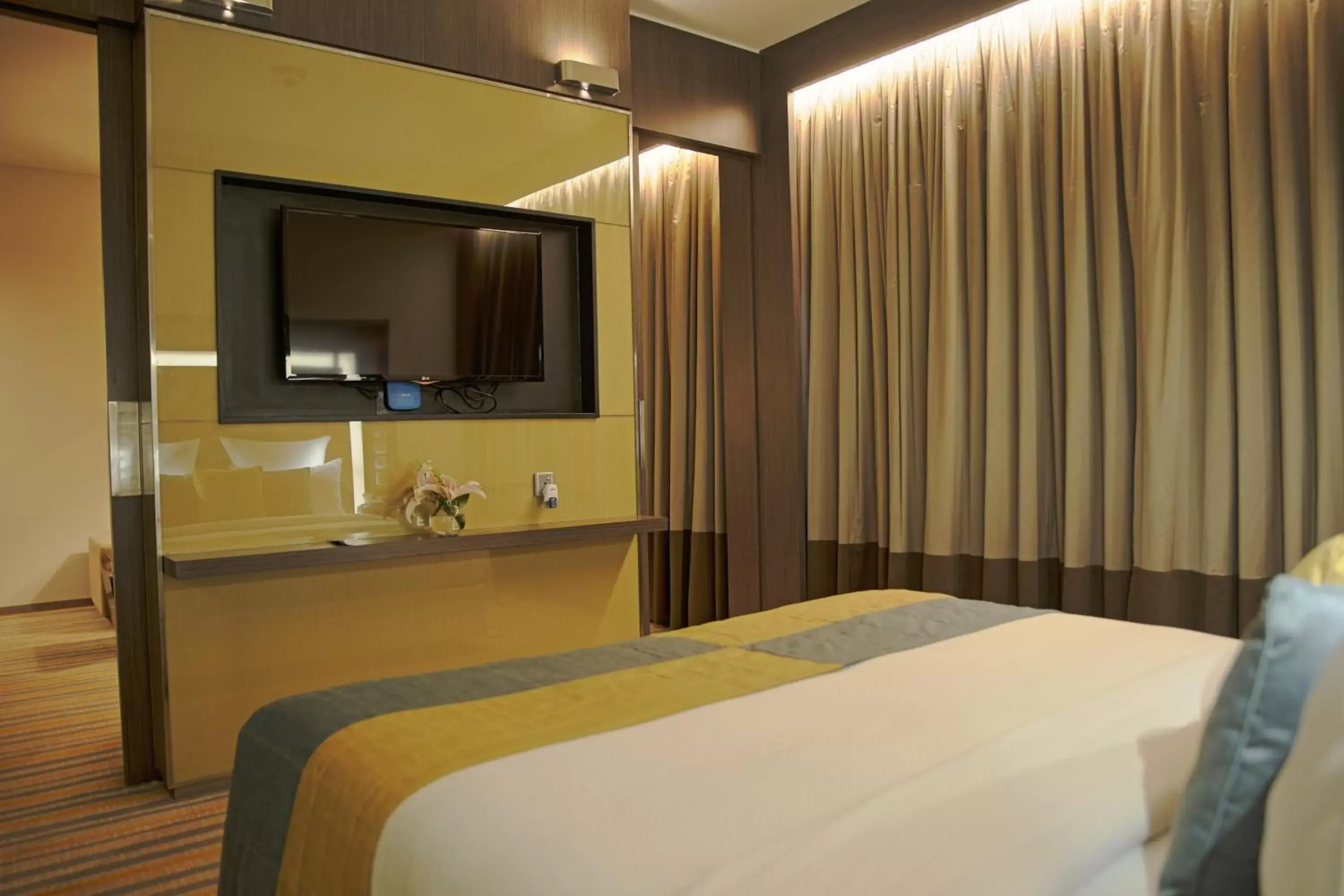 Bed in Novotel Kolkata Hotel and Residences