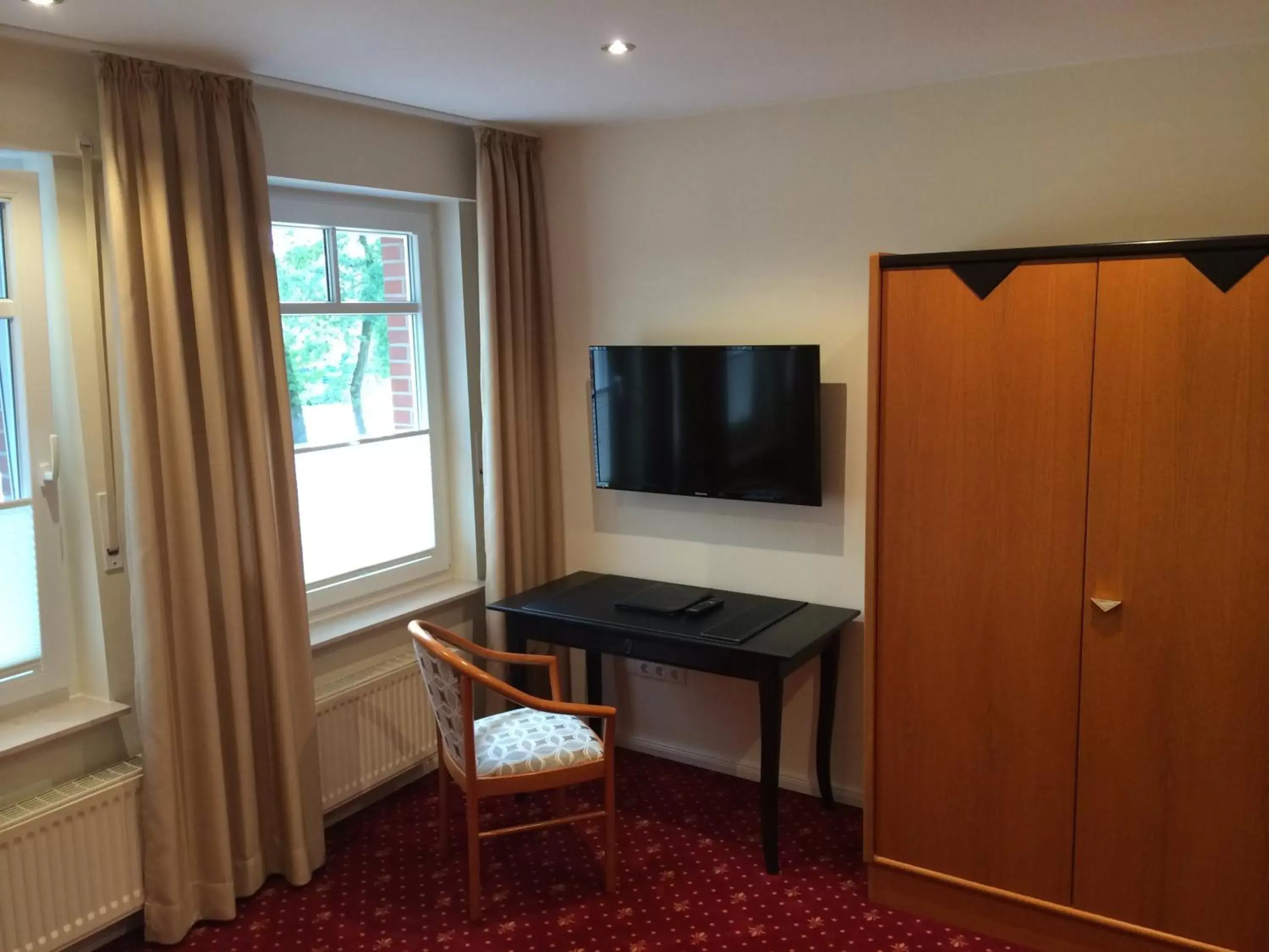 Photo of the whole room, TV/Entertainment Center in Landhotel Witte-König