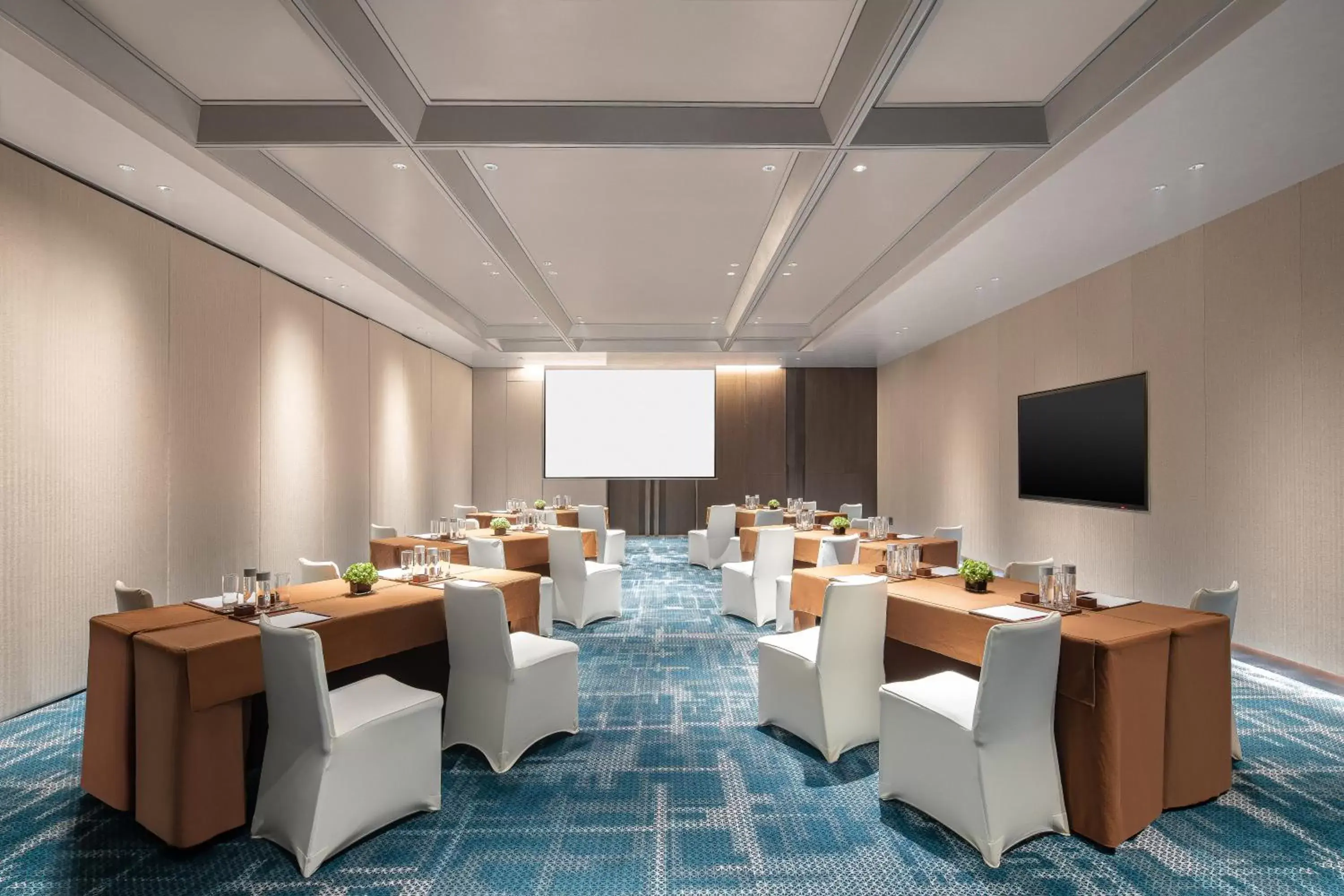 Meeting/conference room, Restaurant/Places to Eat in Crowne Plaza Shanghai Hongqiao, an IHG Hotel