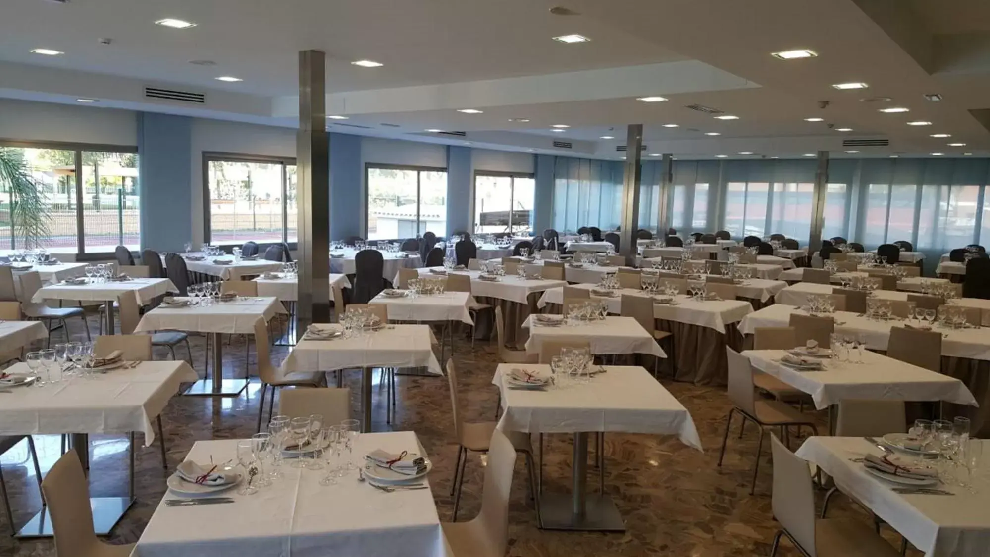 Restaurant/Places to Eat in Hotel Castilla Alicante