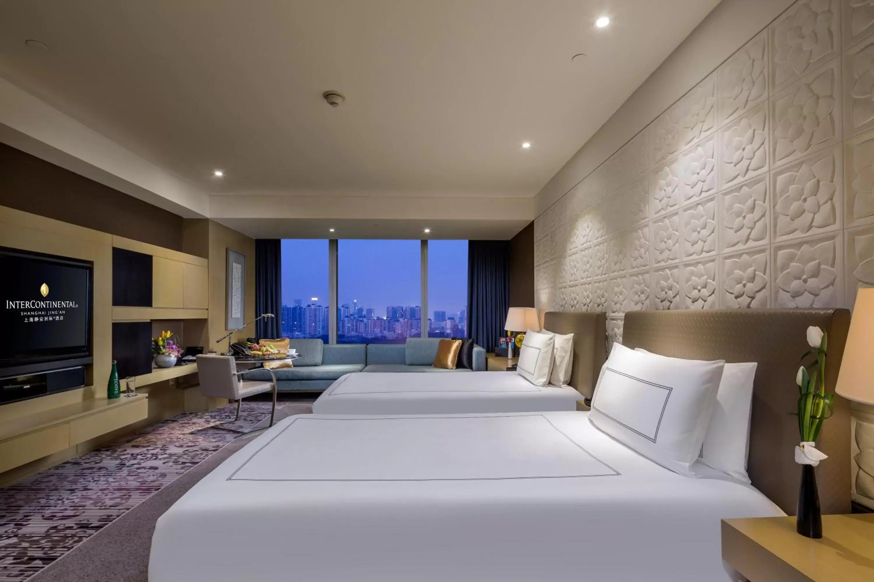 Property building, Bed in InterContinental Shanghai Jing' An by IHG Property building, Bed in InterContinental Shanghai Jing' An by IHG