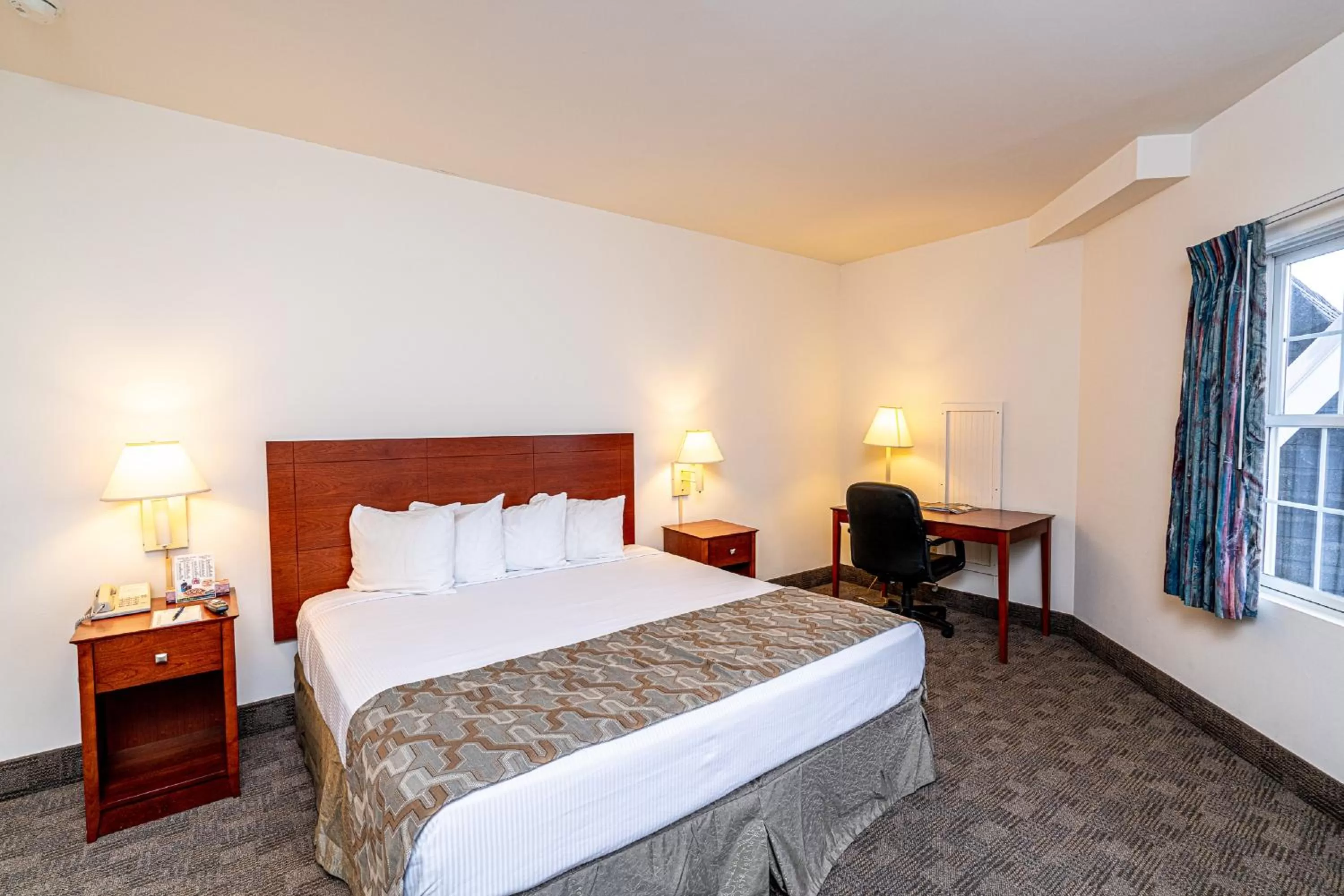 Bed in Anchorage Motel Inc.