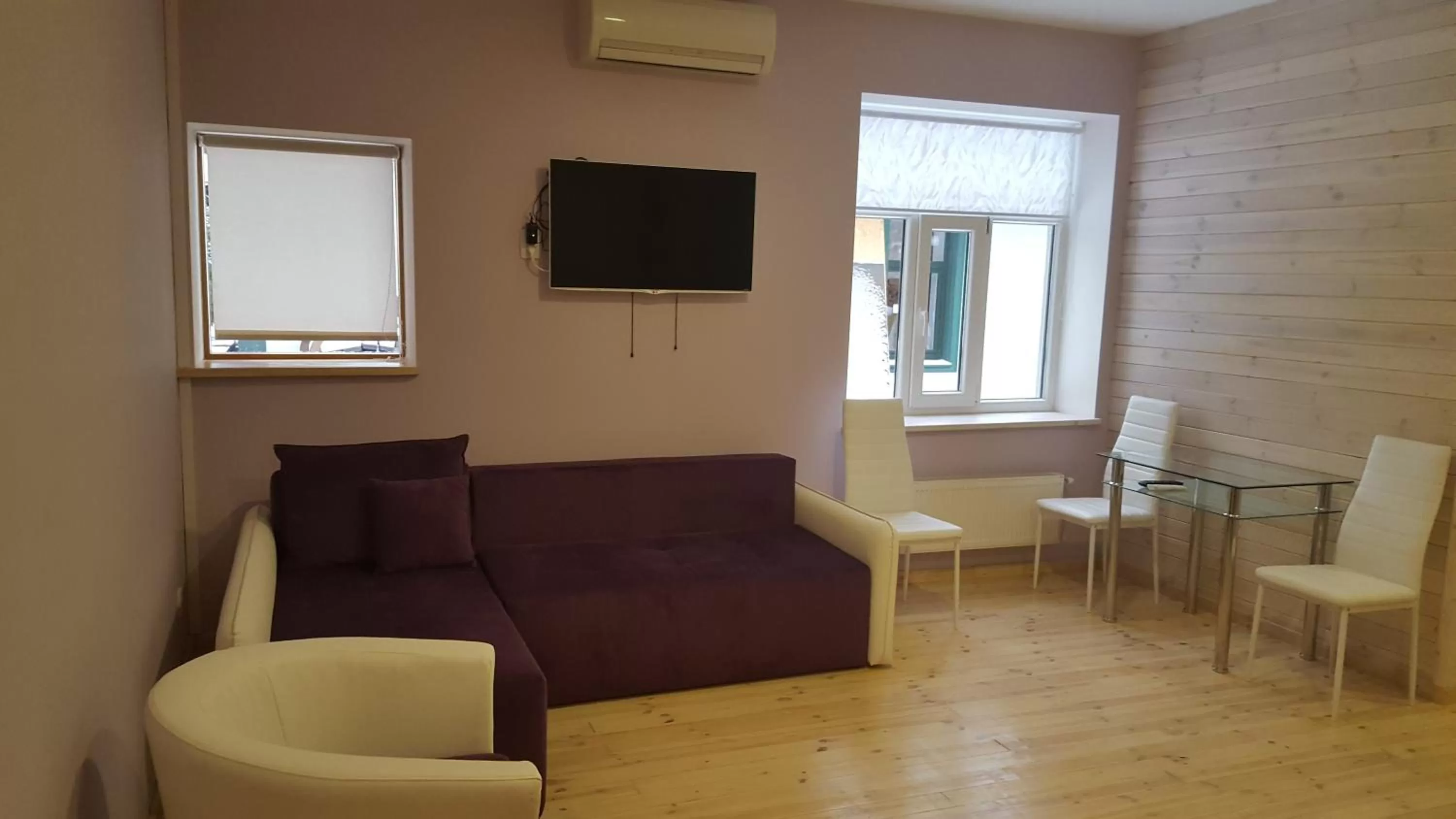 Photo of the whole room in Sunset Hotel