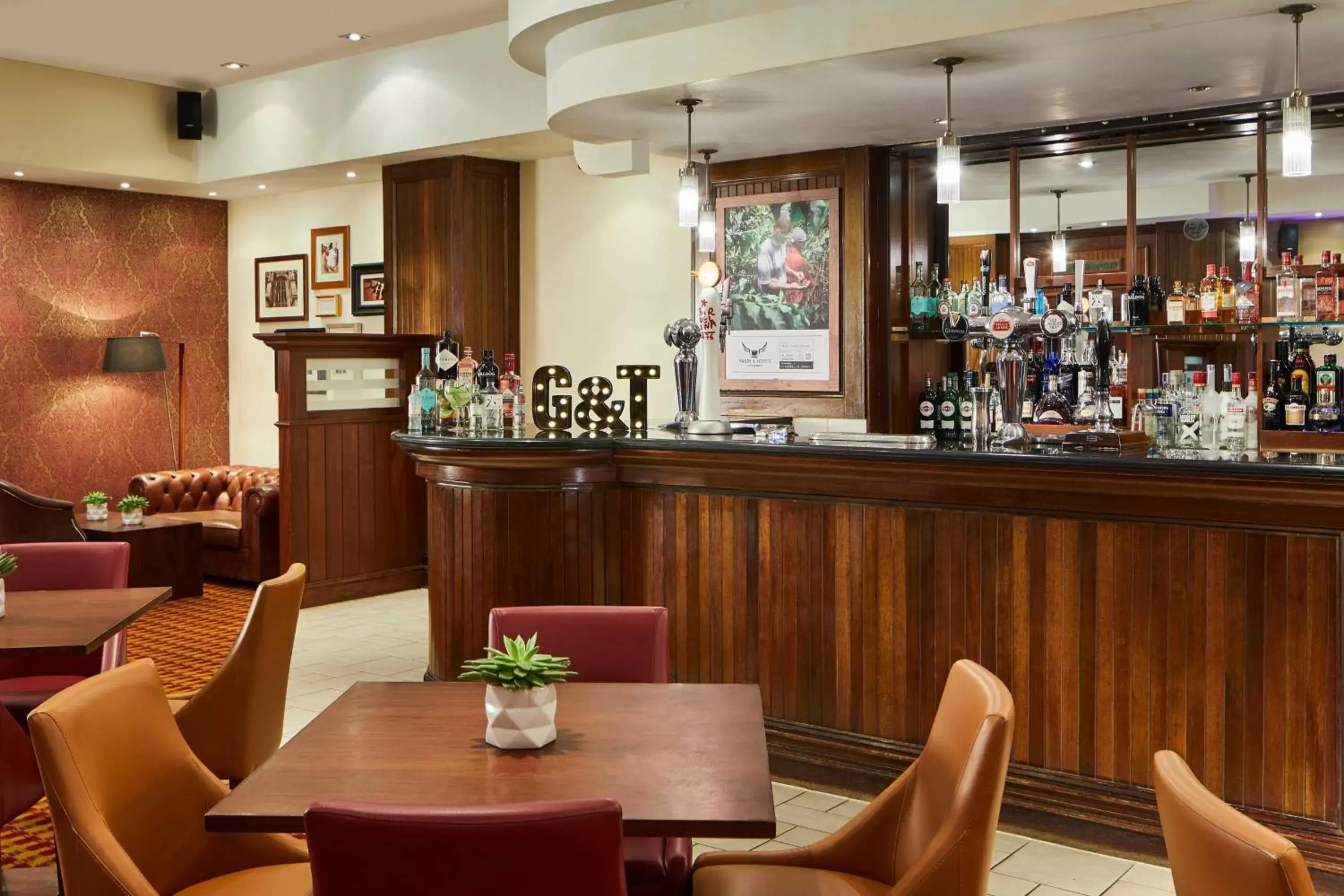Lounge or bar, Lounge/Bar in Delta Hotels by Marriott Heathrow Windsor