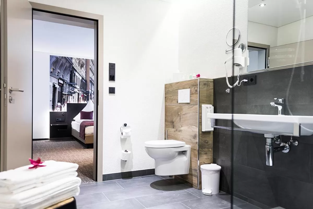 Bathroom in Bahnhof-Erzingen, hotel, coffee & more