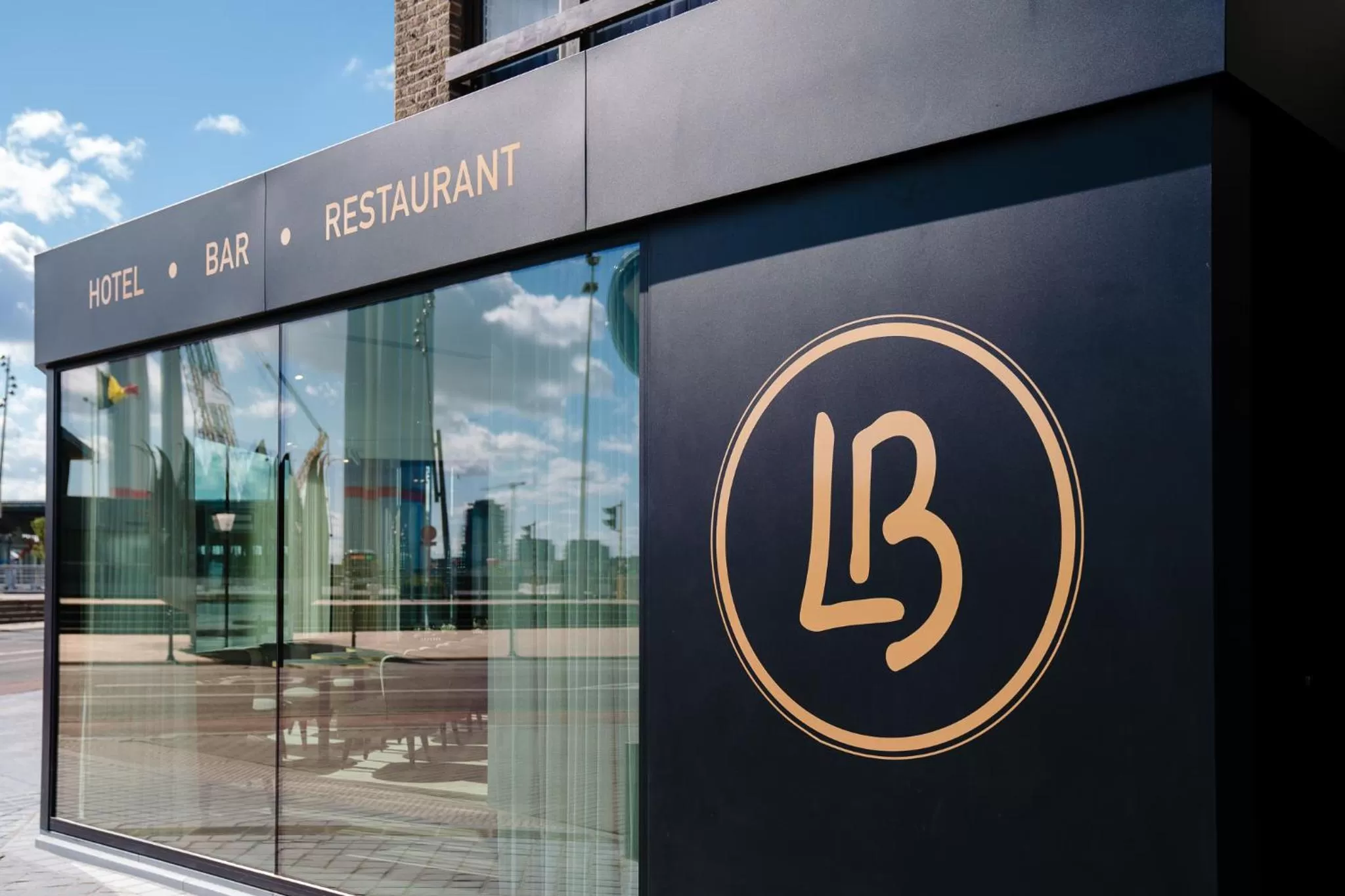 Property building in Hotel du Bassin