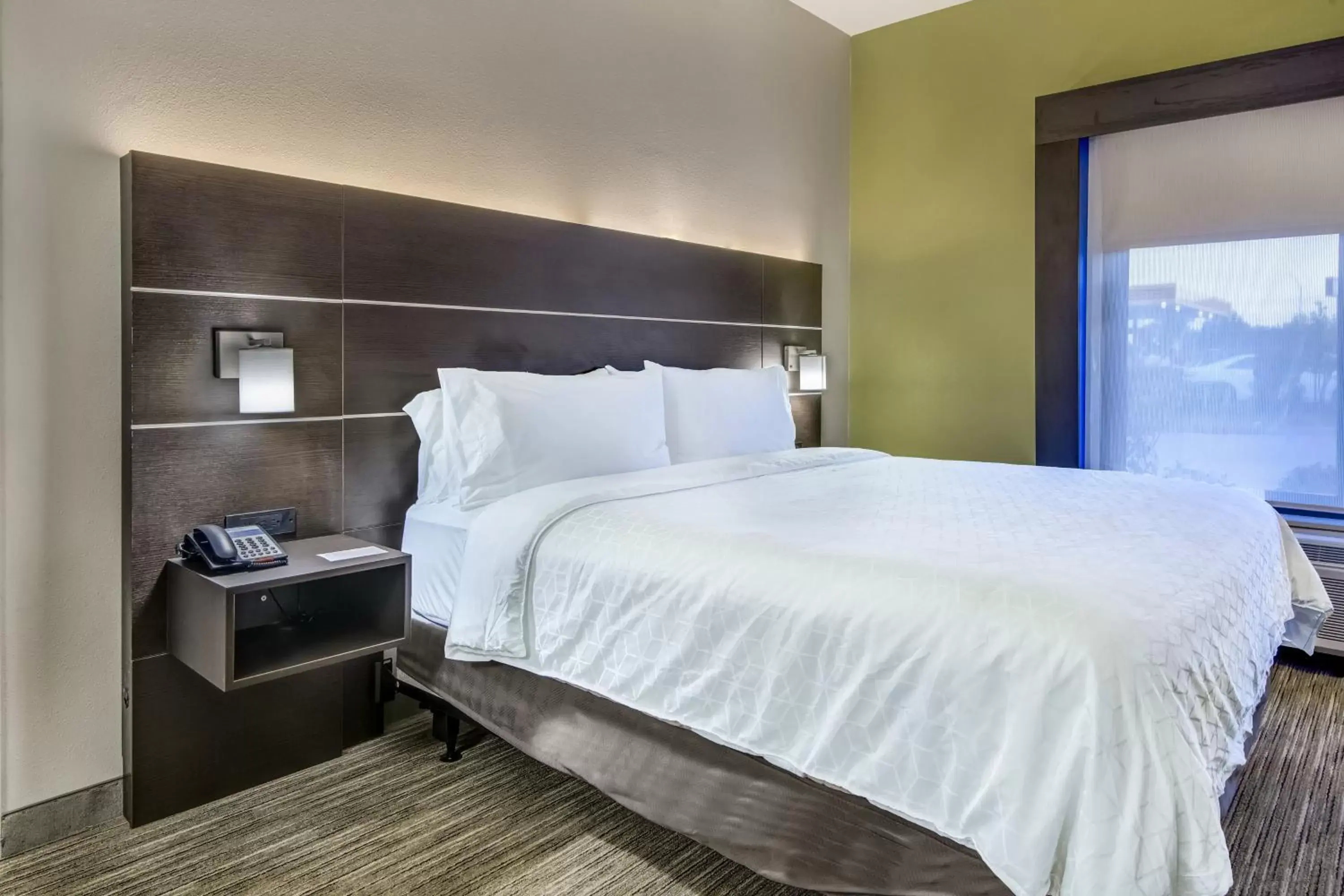 Photo of the whole room, Bed in Holiday Inn Express & Suites Longview North, an IHG Hotel