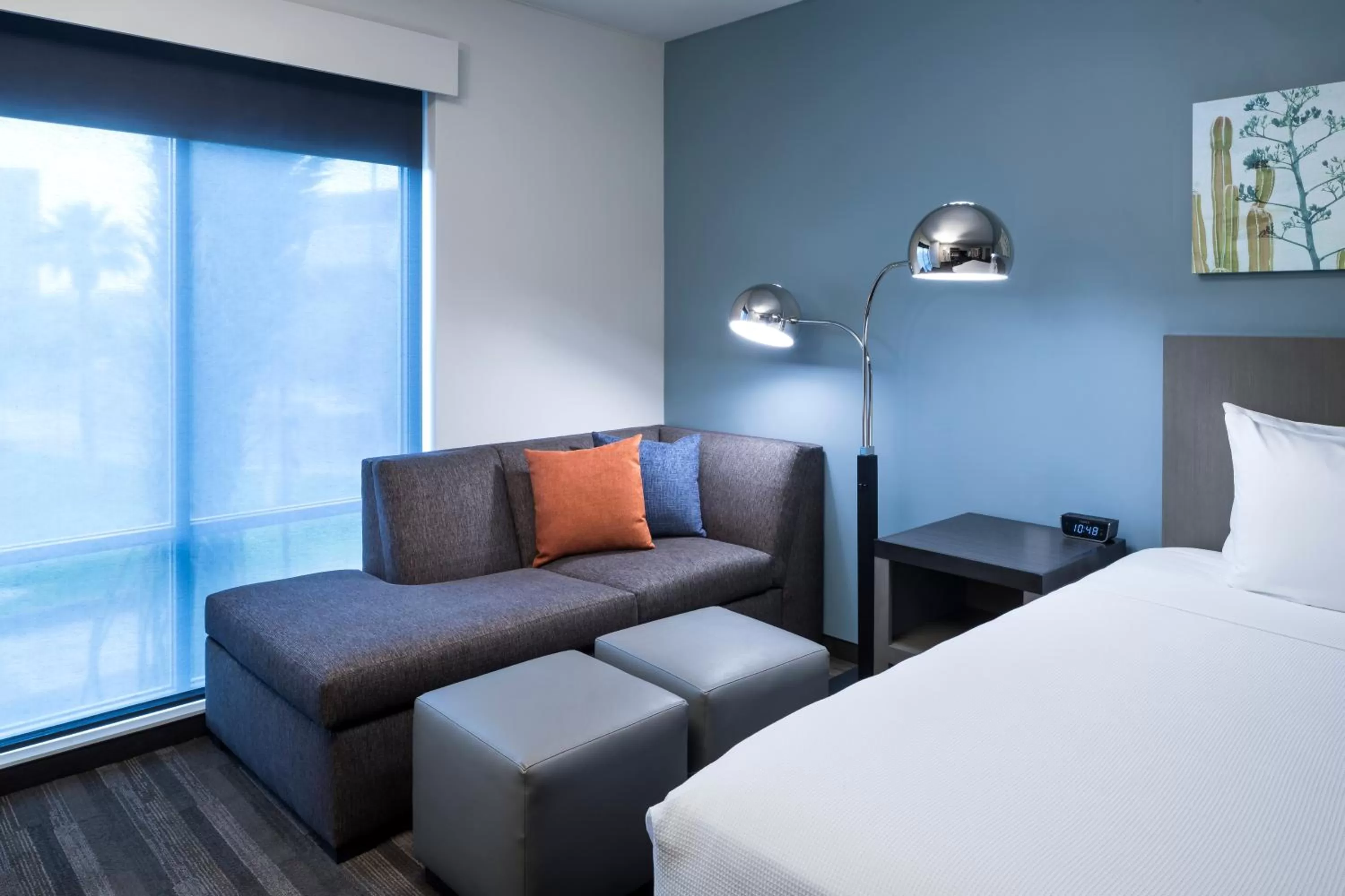 Living room, Bed in Hyatt House Tempe Phoenix University