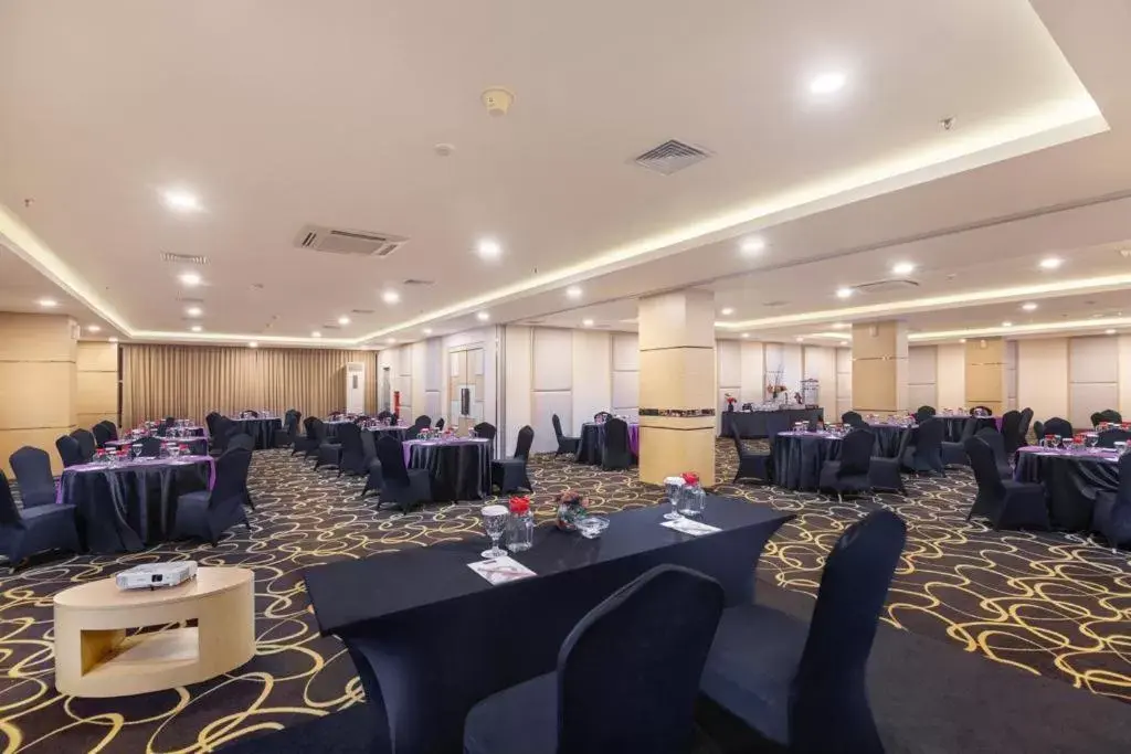 Meeting/conference room in Quest Hotel Darmo - Surabaya by ASTON