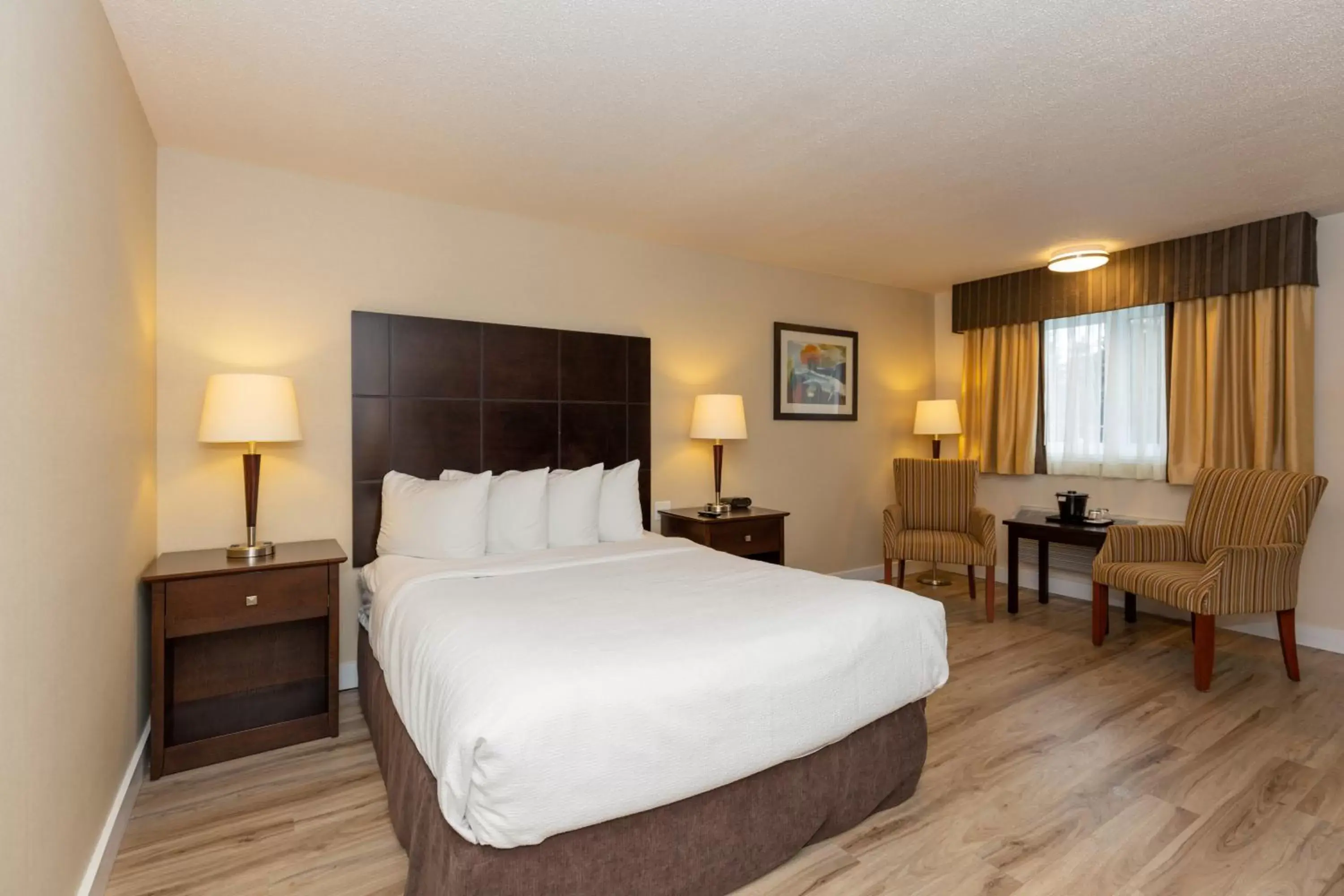 Property building, Bed in Quality Inn & Suites Matane