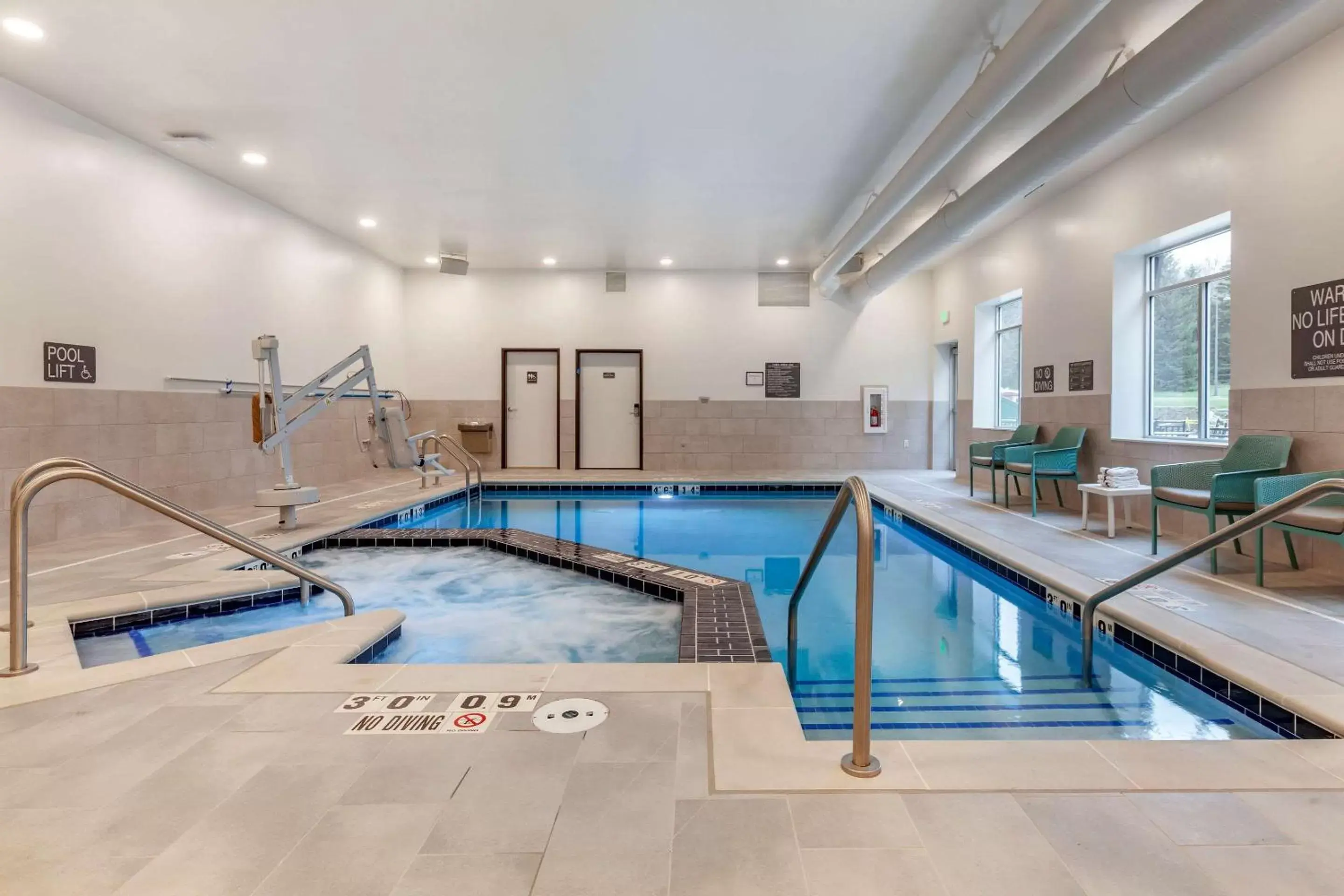 Activities, Swimming Pool in Comfort Suites Cottage Grove - Madison