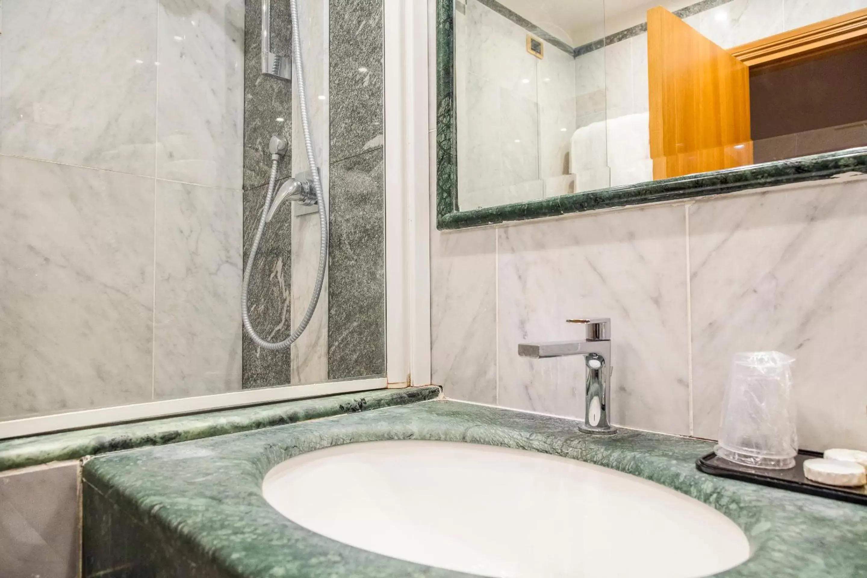 Bathroom in Hotel Giolli Nazionale