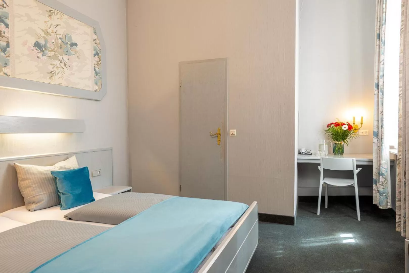 Photo of the whole room, Bed in W22 Hotel am Kurfürstendamm