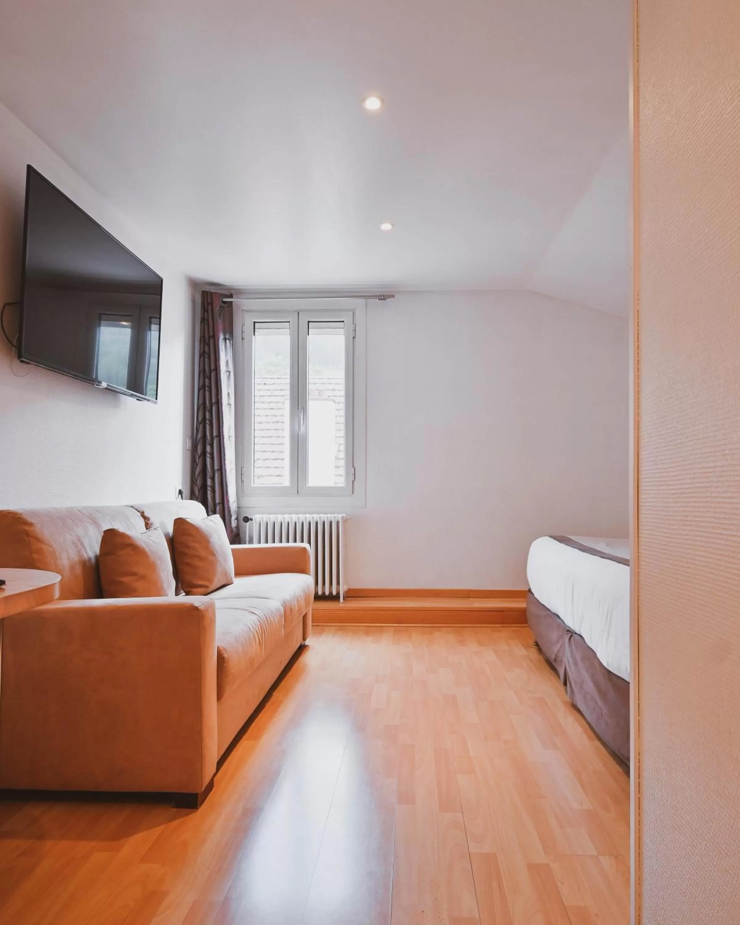 Bedroom, Bed in The Originals Boutique, Hôtel du Pont Roupt, Mende
