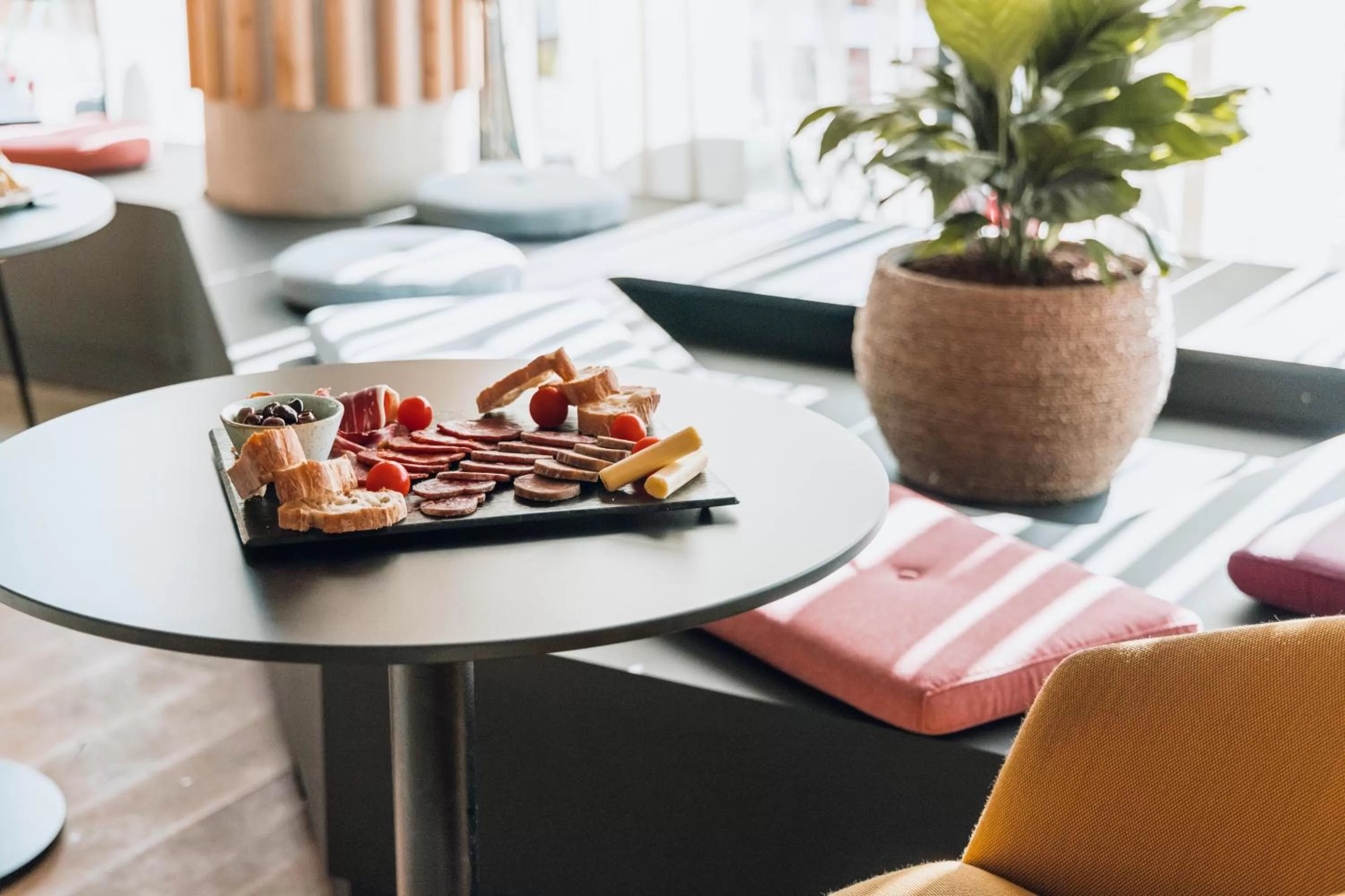 Food and drinks in greet Hotel La Rochelle Centre