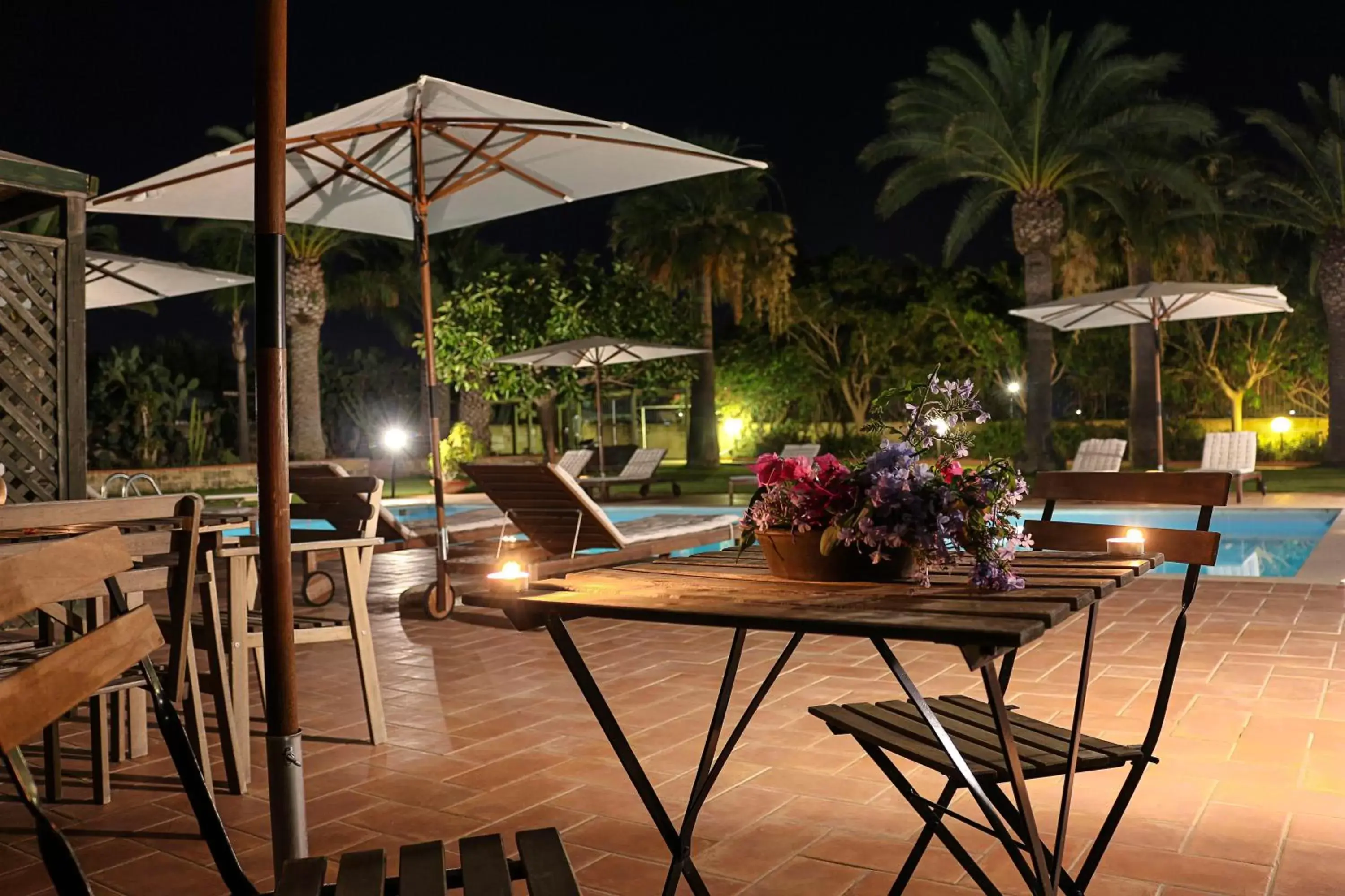 Swimming pool, Lounge/Bar in Villa Carlotta Resort