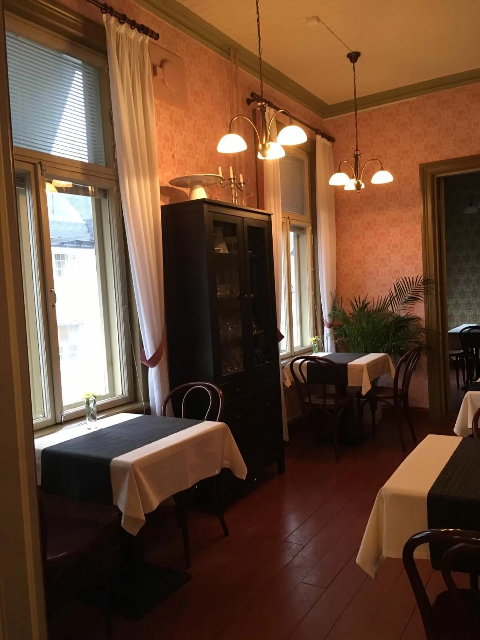 Restaurant/places to eat, Bed in Cafe-Restaurant & Hotel Saima