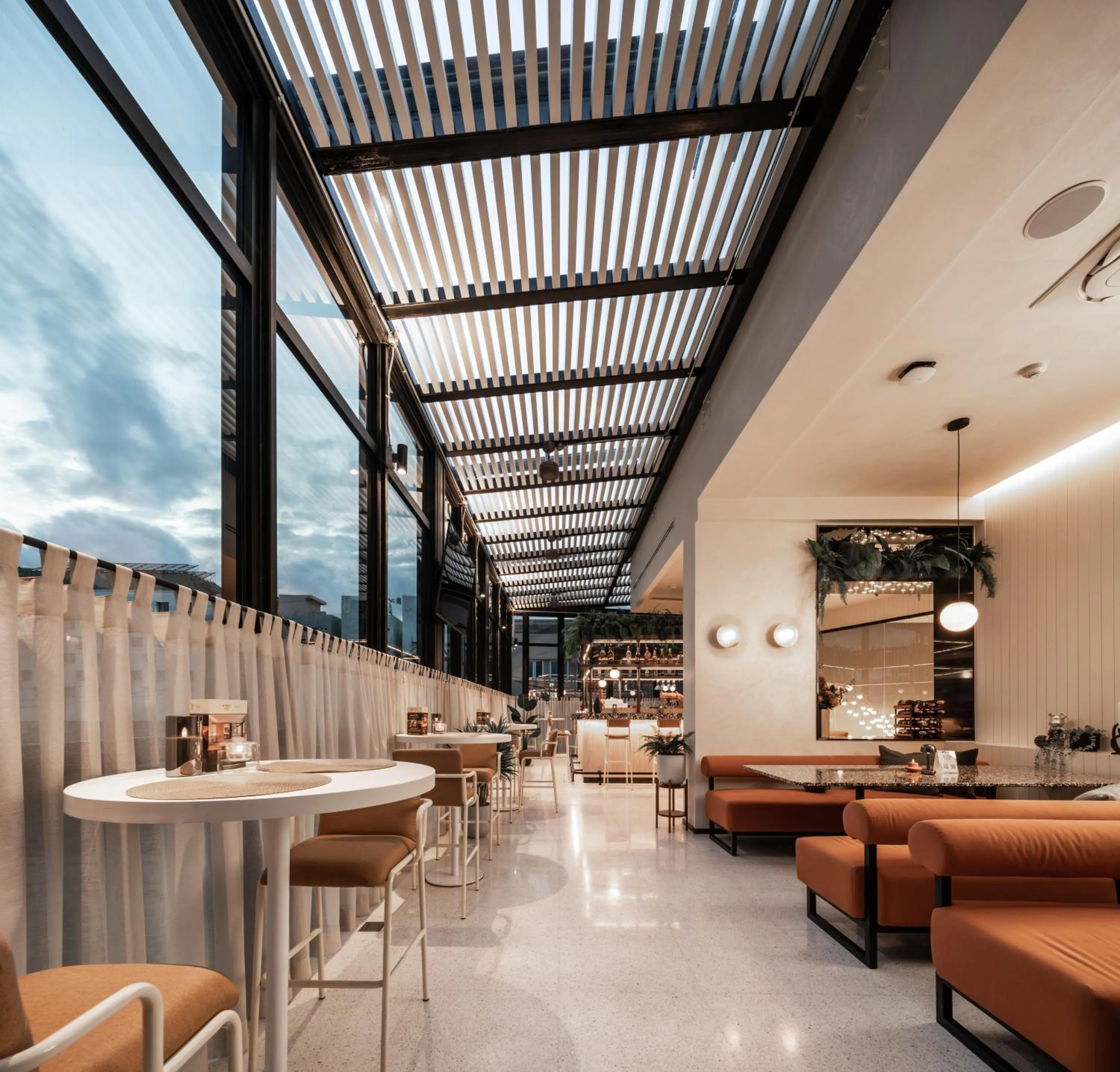 Lounge or bar in Mii Hotel Srinakarin