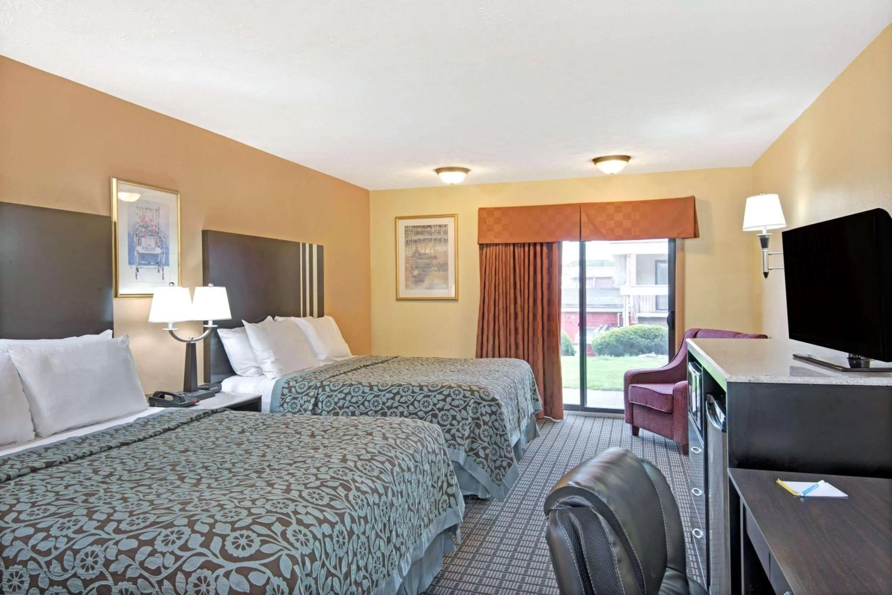 Photo of the whole room, Bed in Days Inn by Wyndham Washington