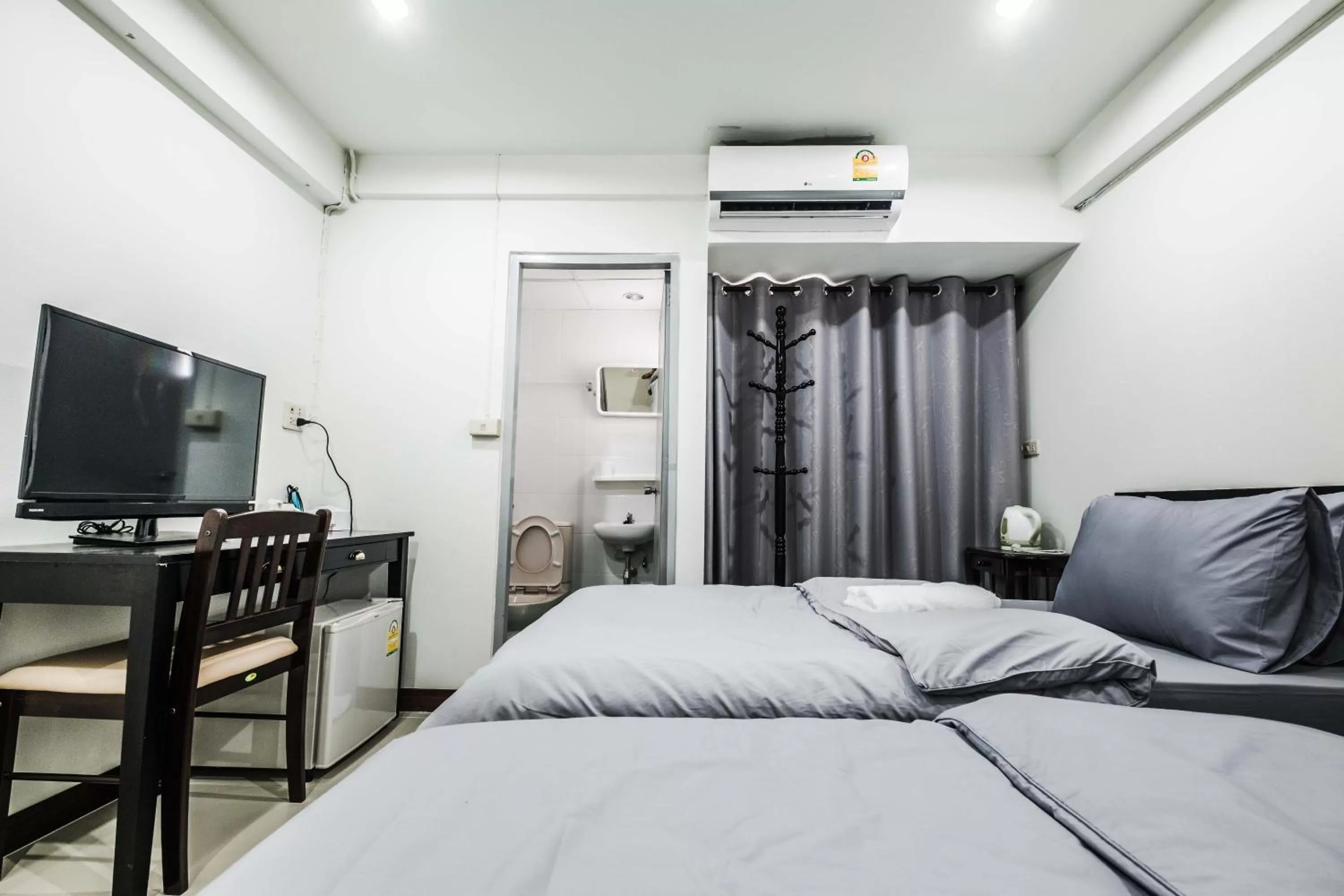 Photo of the whole room, Bed in Don Muang Hotel