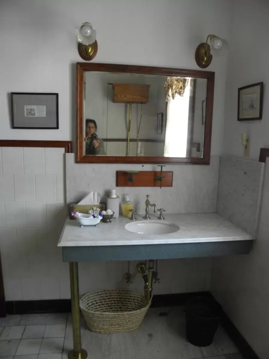 Bathroom in Lehmann House Bed & Breakfast