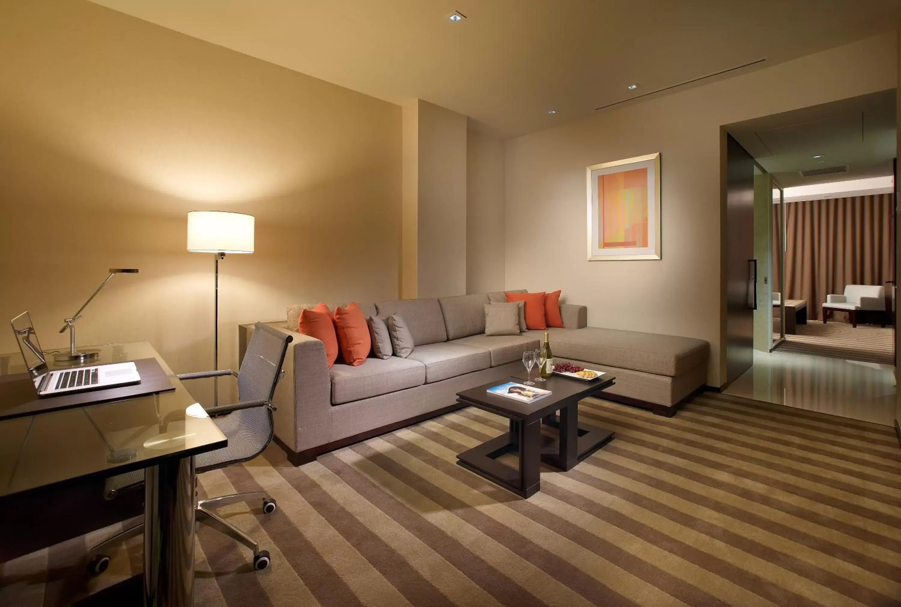 Living room, Seating Area in EB Hotel Miami Airport