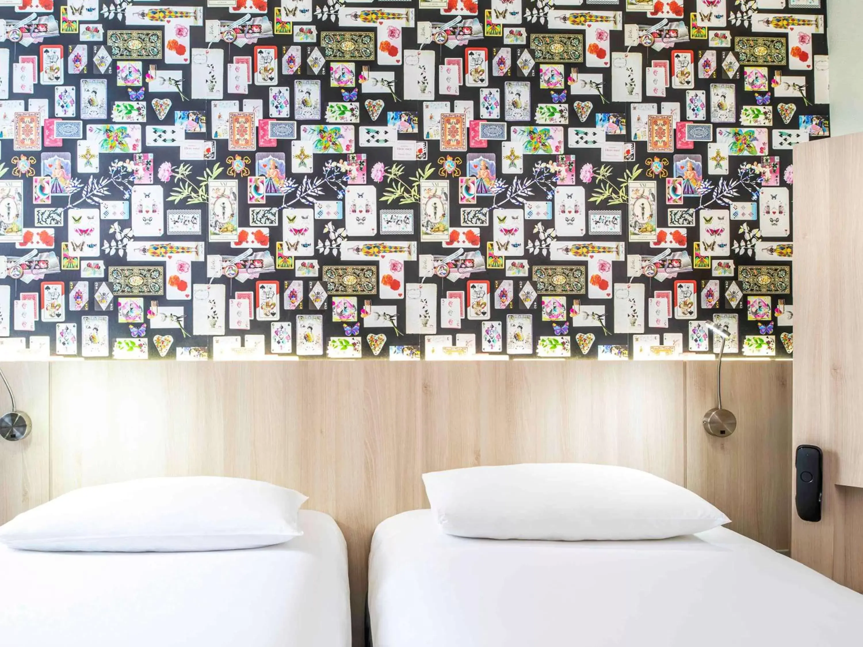 Photo of the whole room in ibis Styles Reims Centre