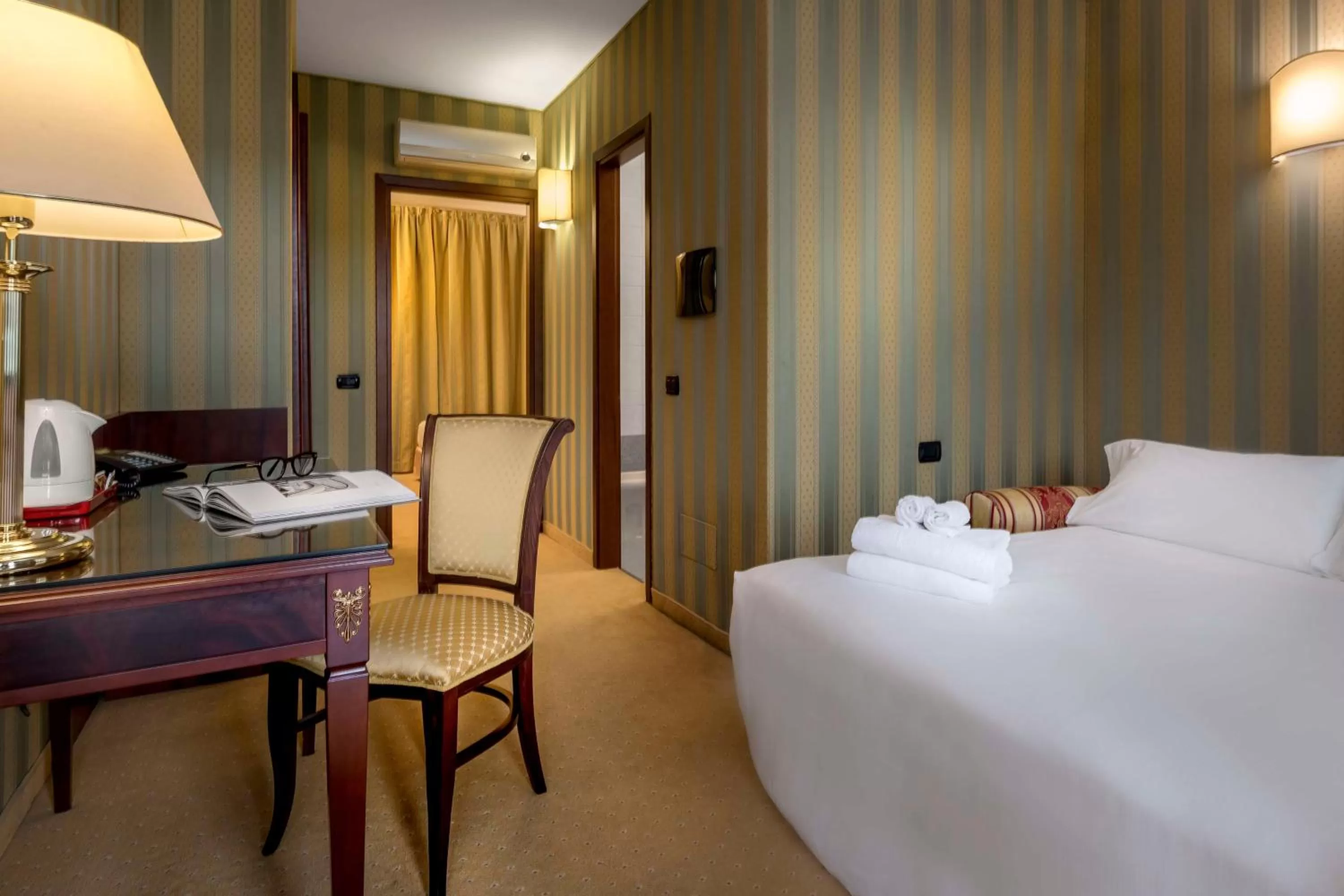 Photo of the whole room, Bed in Best Western Cavalieri Della Corona