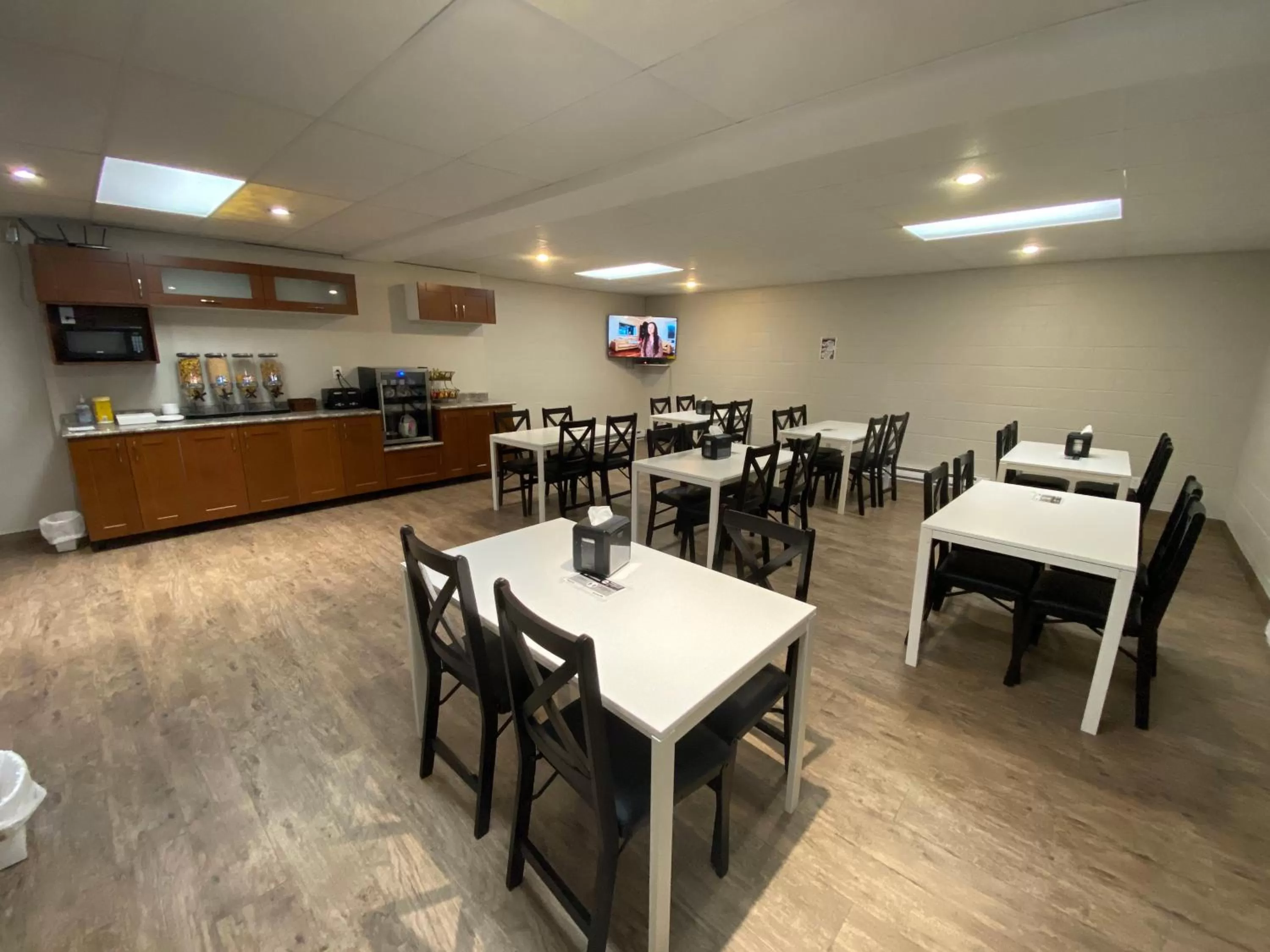 Continental breakfast in Dauphin Inn Express