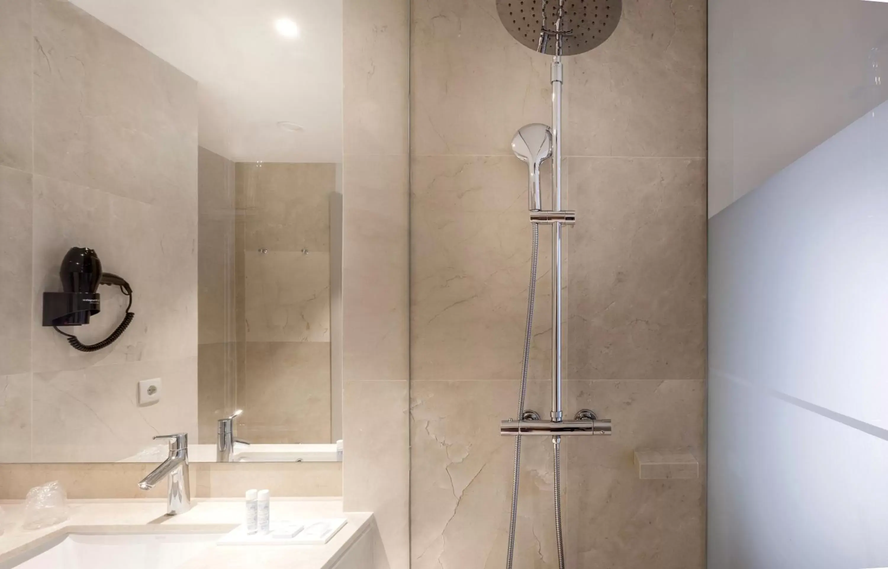 Shower, Bathroom in Oporto Airport & Business Hotel