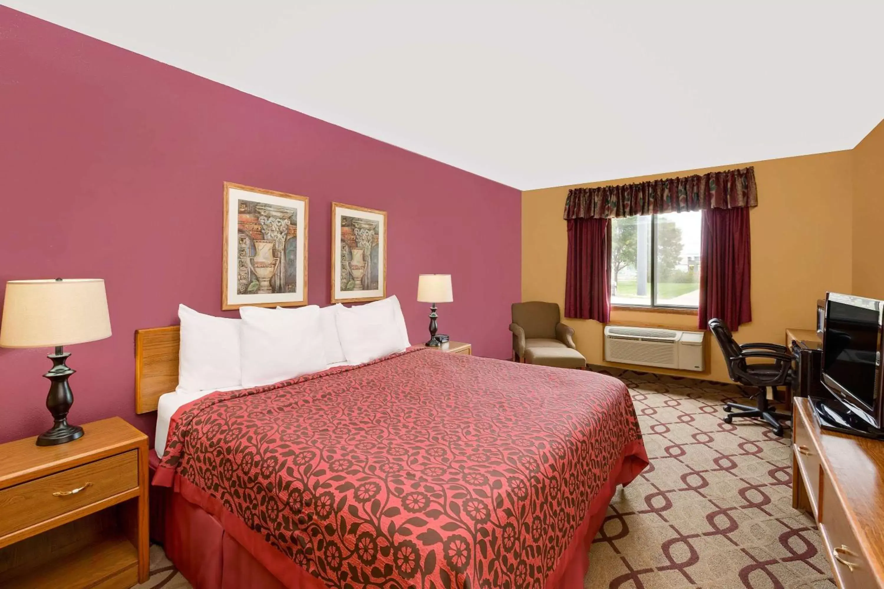 Photo of the whole room, Bed in Days Inn by Wyndham North Sioux City